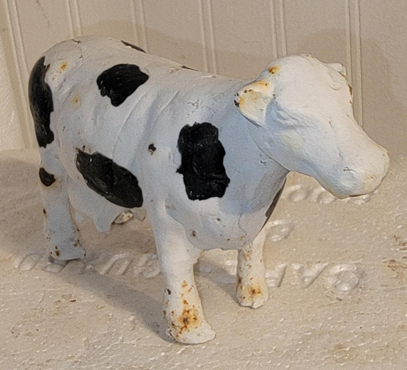 Arte popolare Mucca originale in ghisa dipinta in vendita