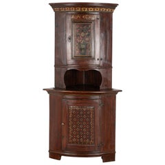 Armoire d'angle peinte d'origine, Suède, datée de 1824