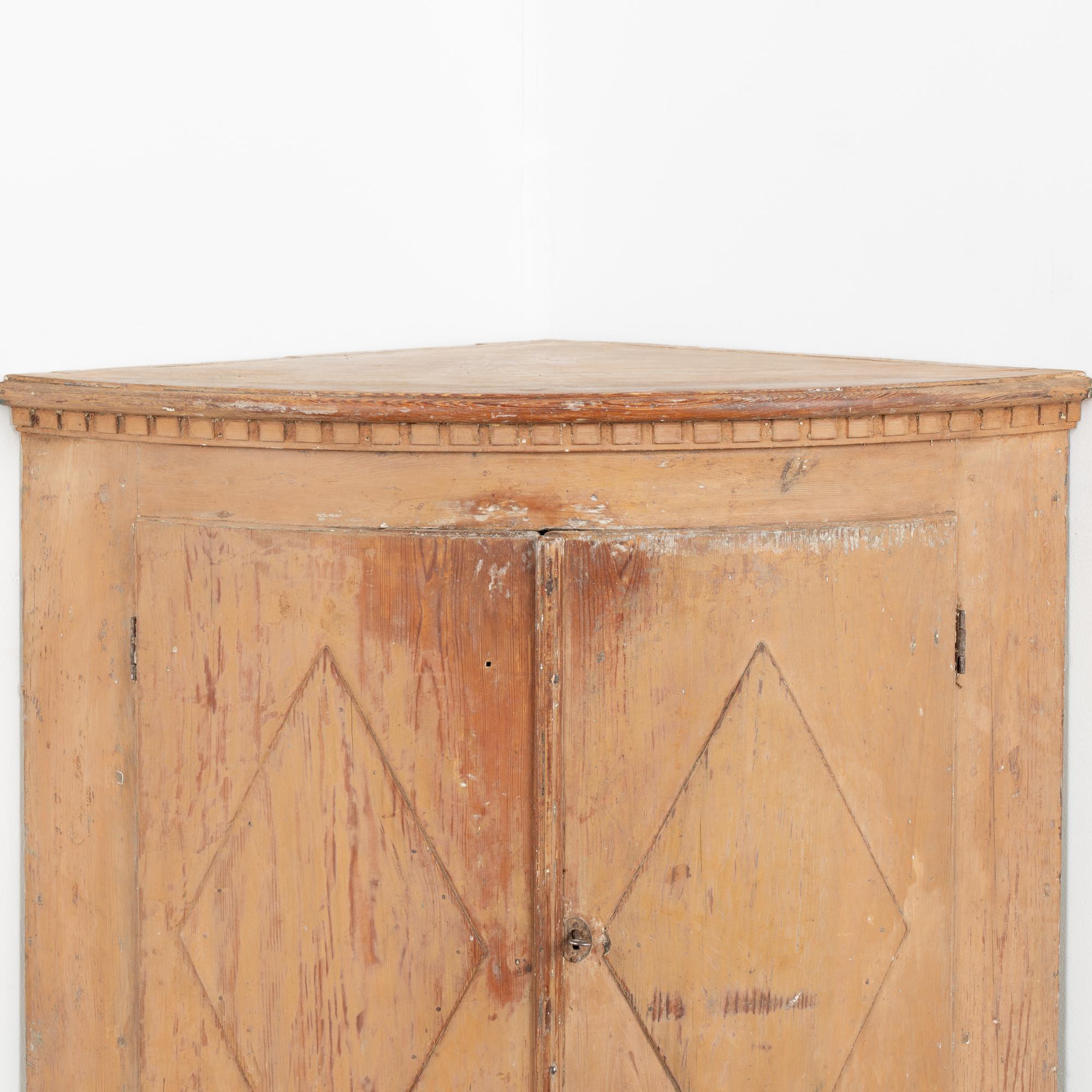 Original Painted Corner Cabinet from Sweden, circa 1820-40 In Good Condition In Round Top, TX