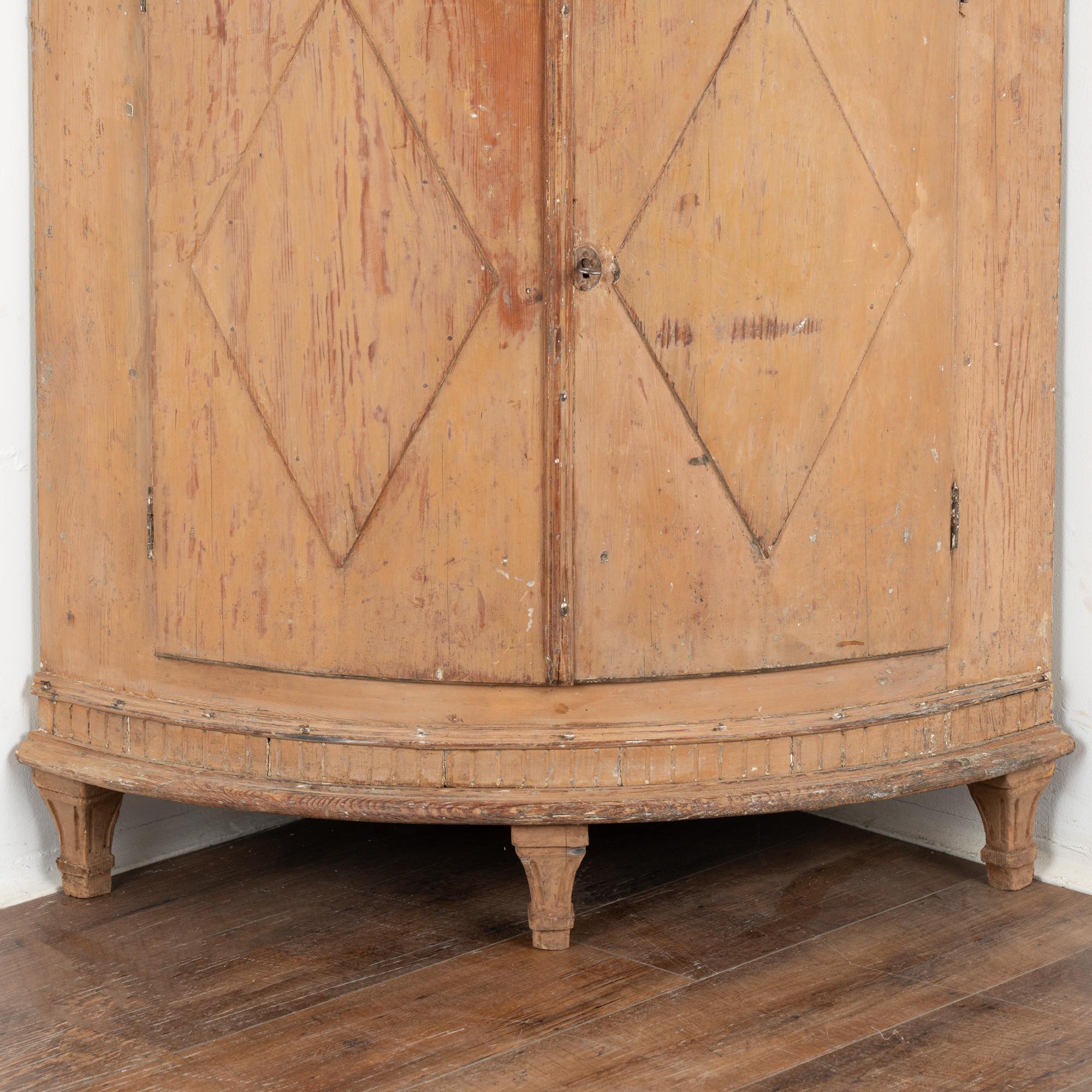 Pine Original Painted Corner Cabinet from Sweden, circa 1820-40