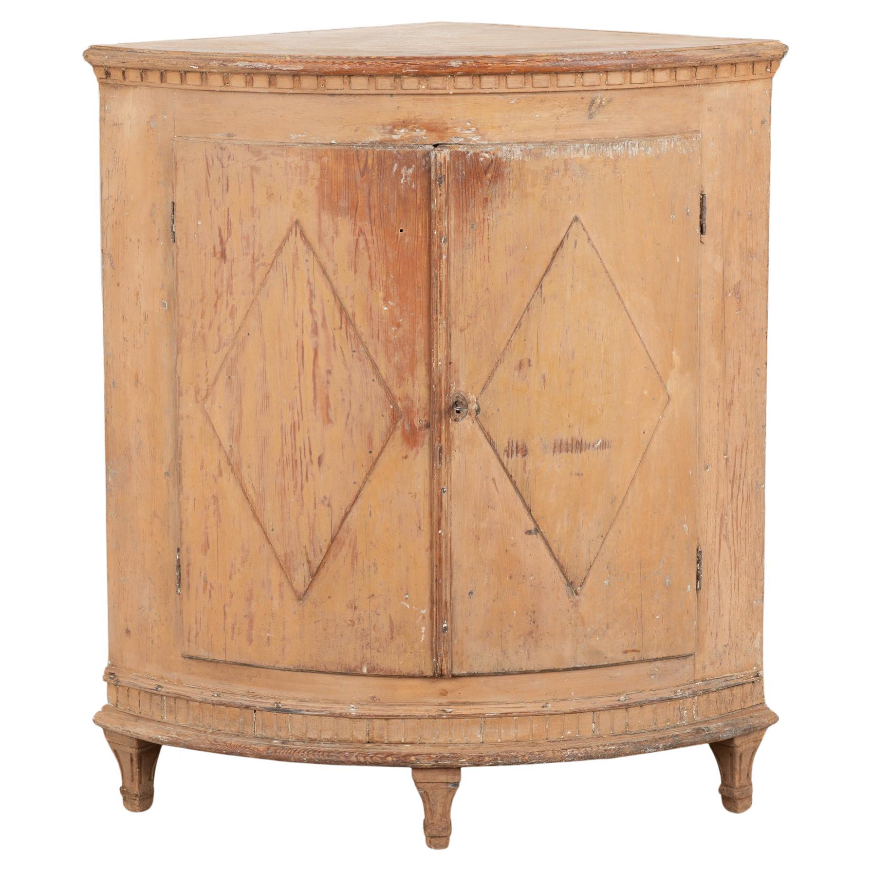 Original Painted Corner Cabinet from Sweden, circa 1820-40