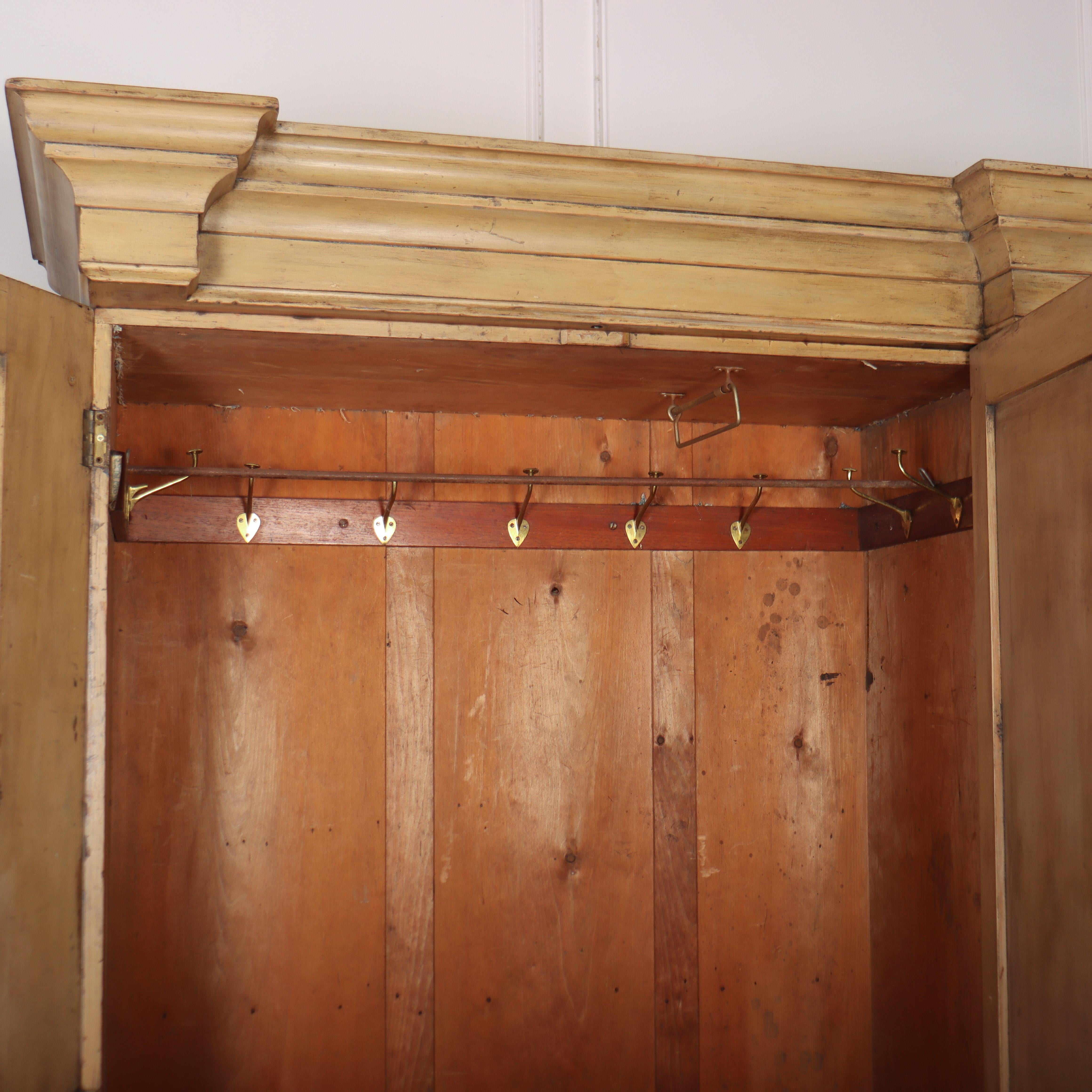Armoire originale peinte de maison de campagne en vente 3