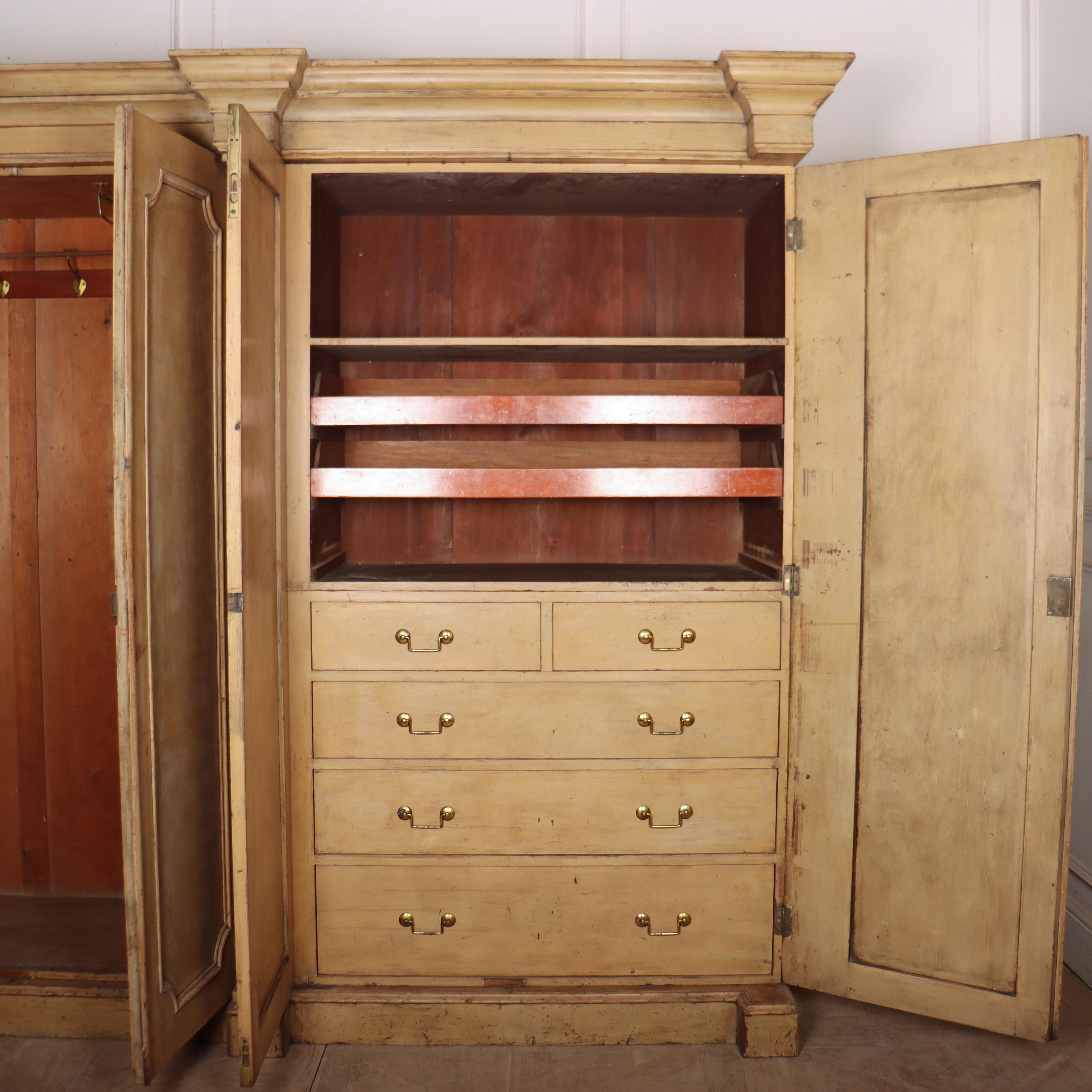 Armoire originale peinte de maison de campagne en vente 4