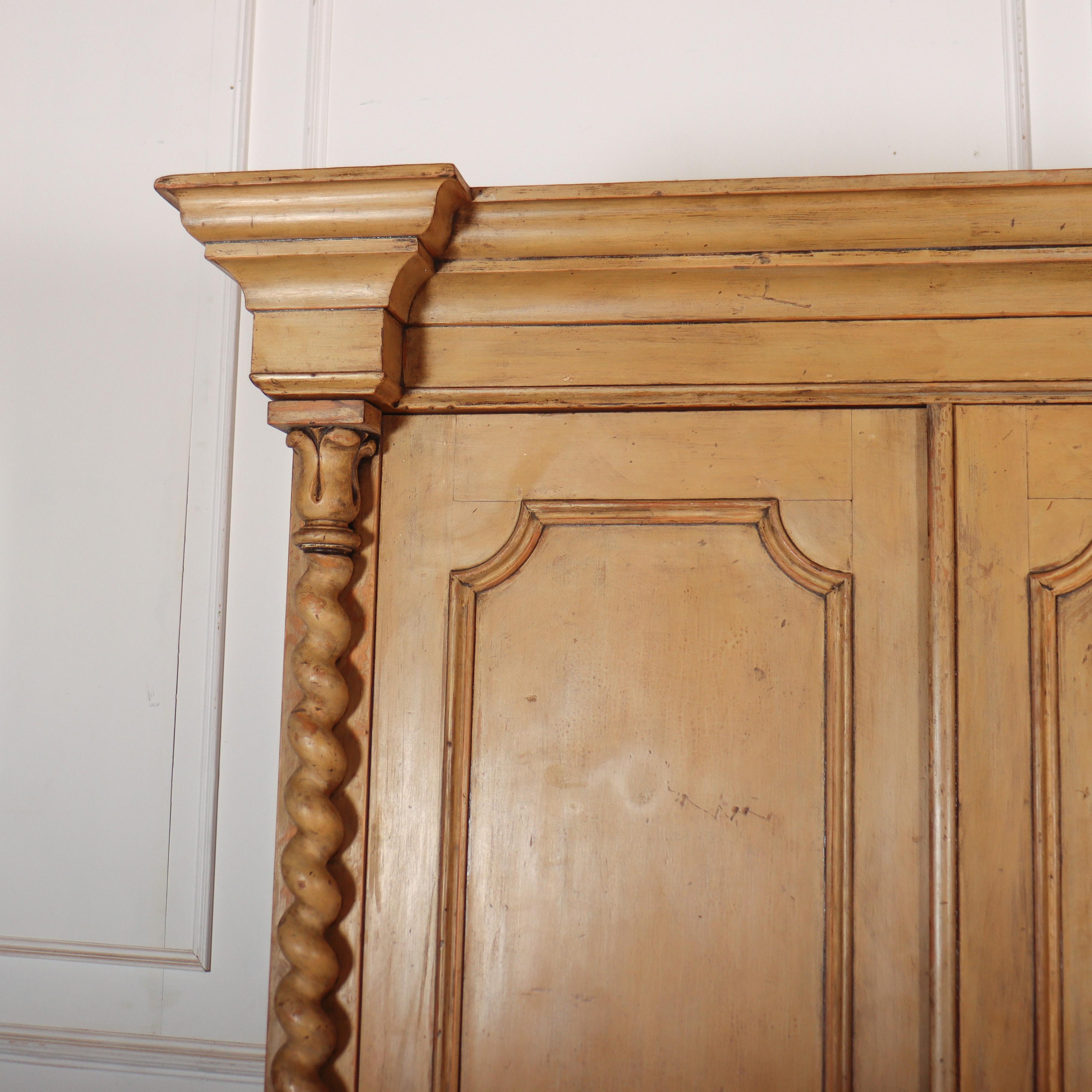 Superbe armoire de maison de campagne du début de l'époque victorienne, avec une finition peinte d'origine. L'intérieur est équipé d'un rail de suspension, d'une commode et de plateaux à linge. 1830.

Code : 8636

Dimensions :
L : 252,7 cm (99,5