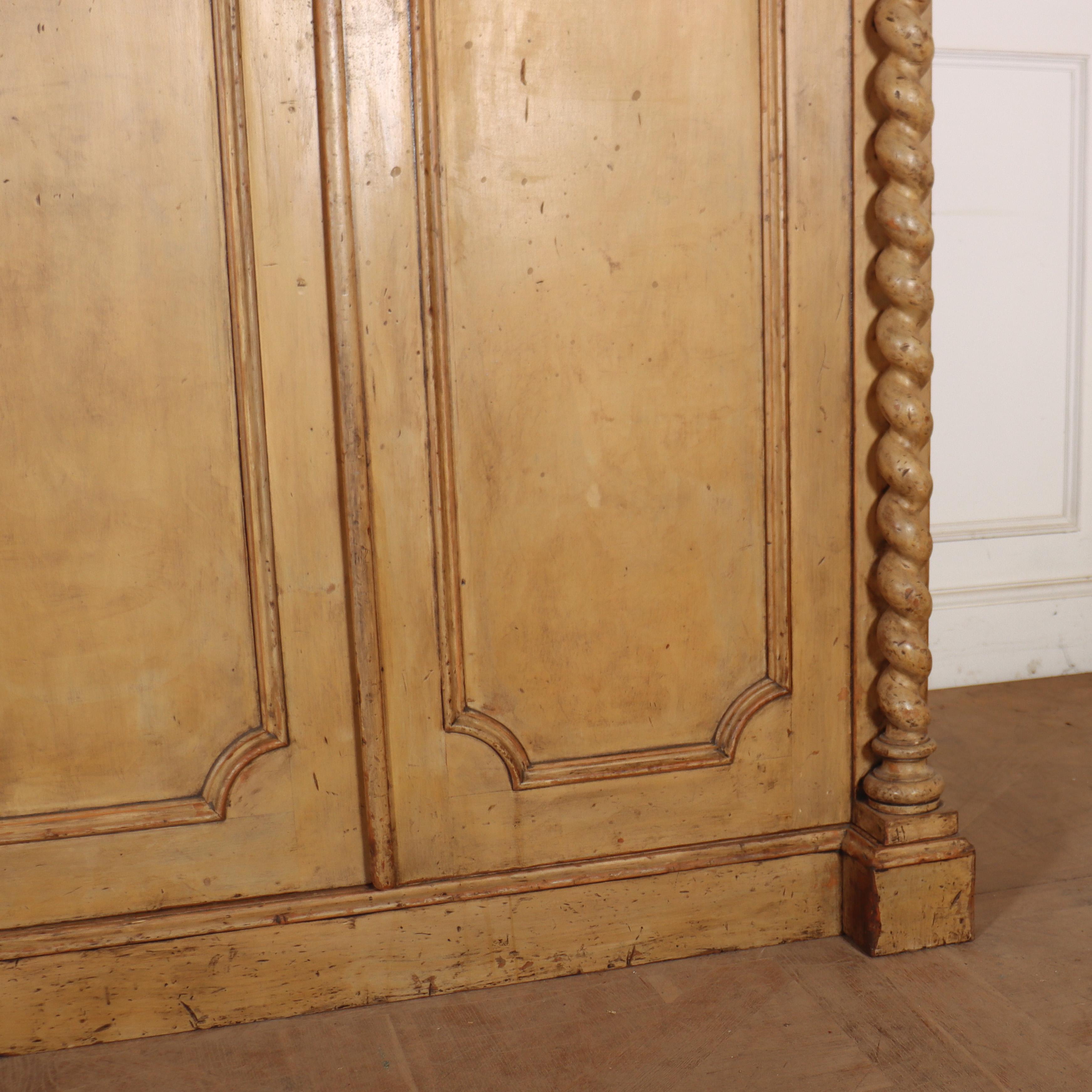 Peint Armoire originale peinte de maison de campagne en vente