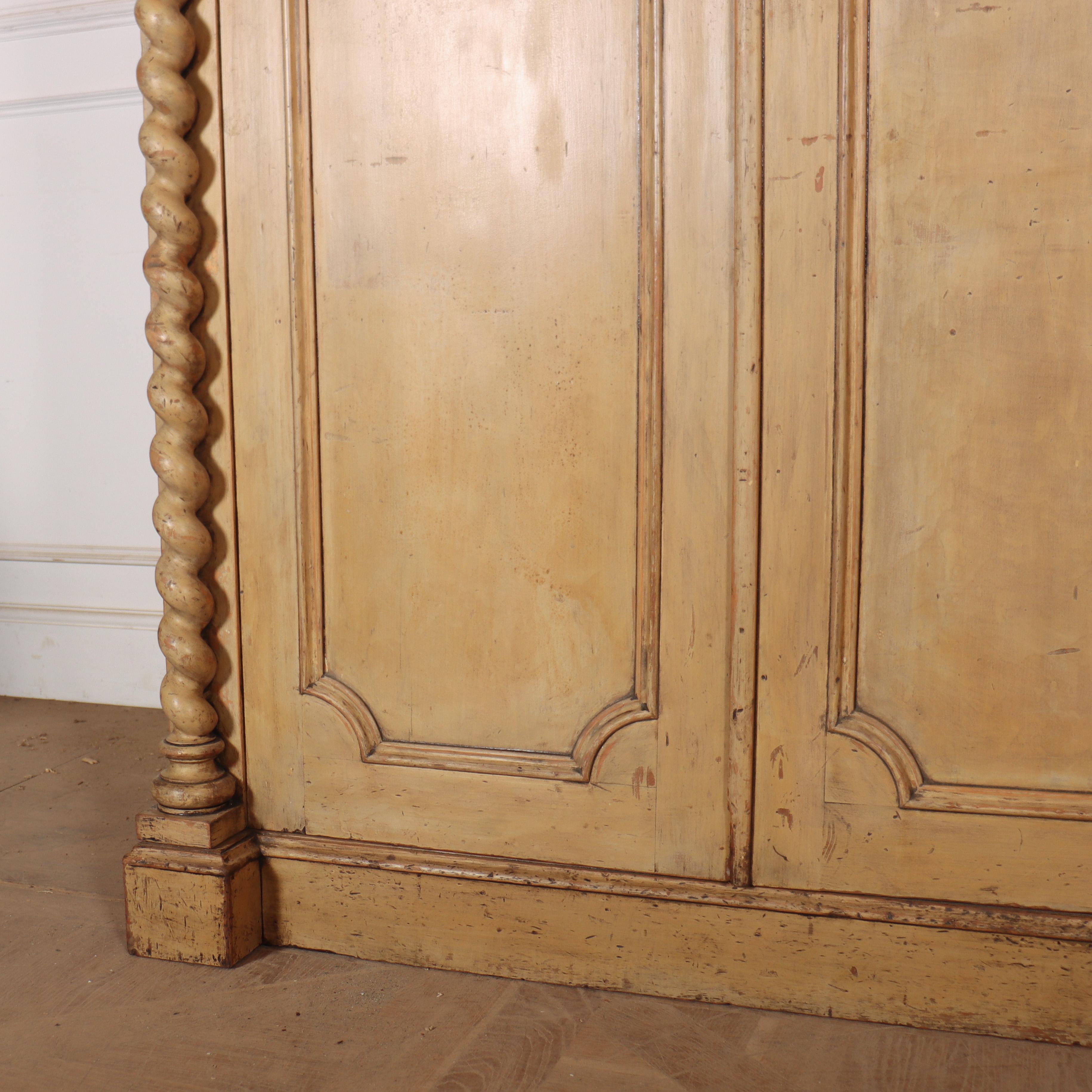 XIXe siècle Armoire originale peinte de maison de campagne en vente