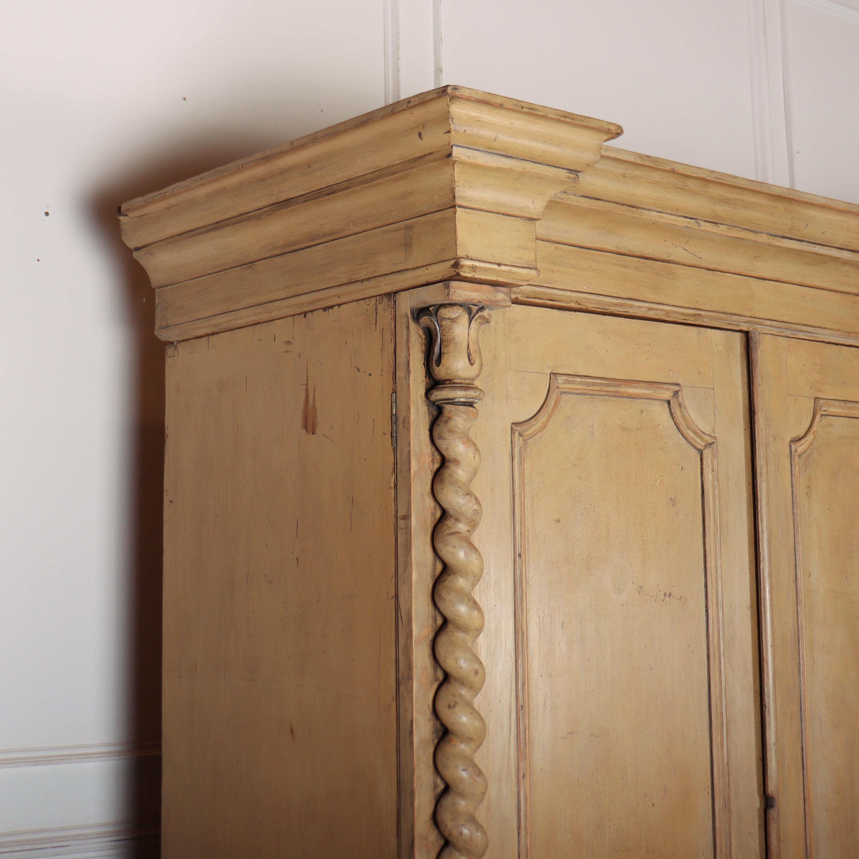 Pin Armoire originale peinte de maison de campagne en vente