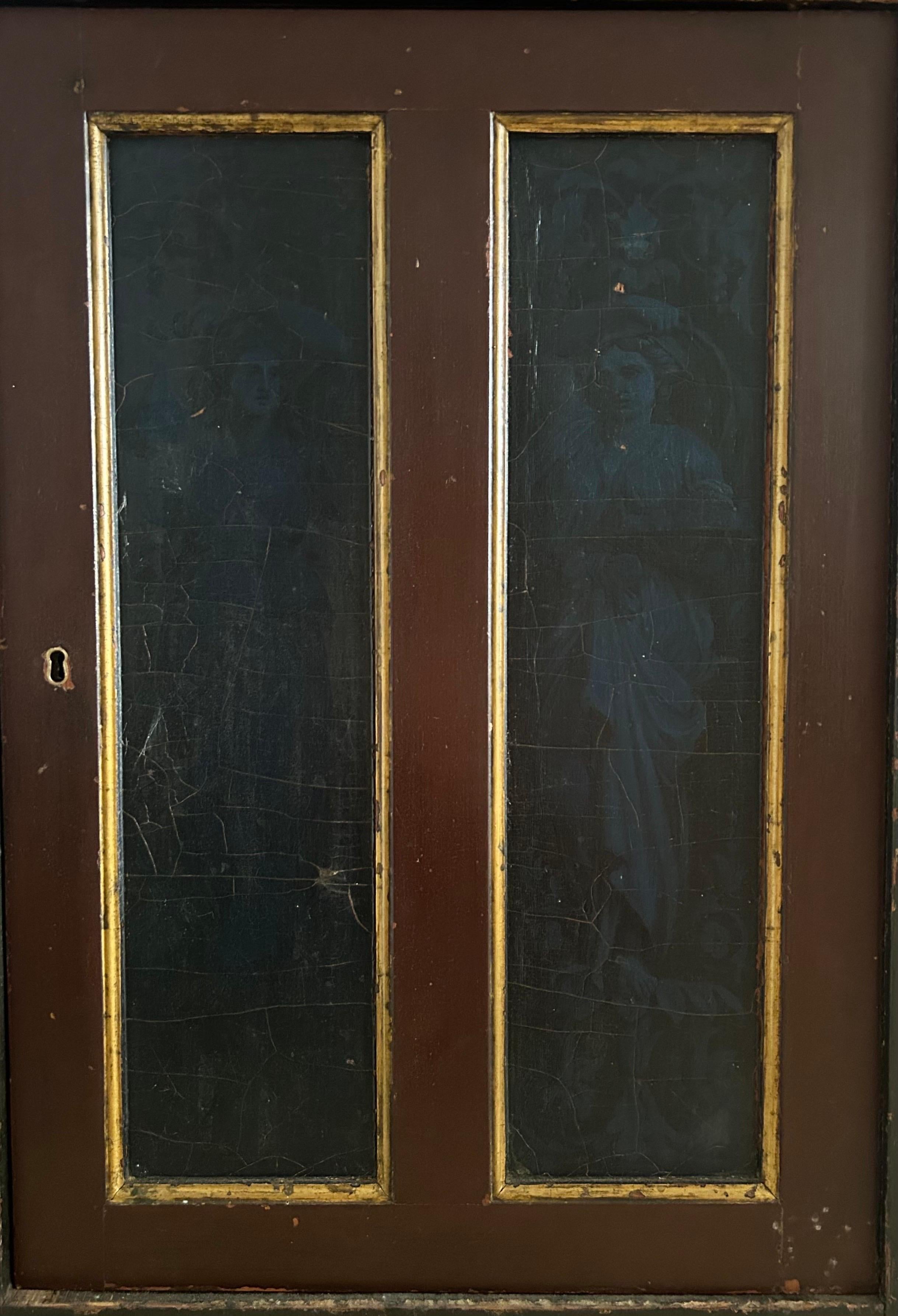 Raro e ben conservato mobile danese degli anni '50 del XIX secolo, che conserva la decorazione originale dipinta in stile classico pompeiano. Il pezzo presenta raffinati motivi neoclassici e una vivace lavorazione a colori, che riflettono la forte