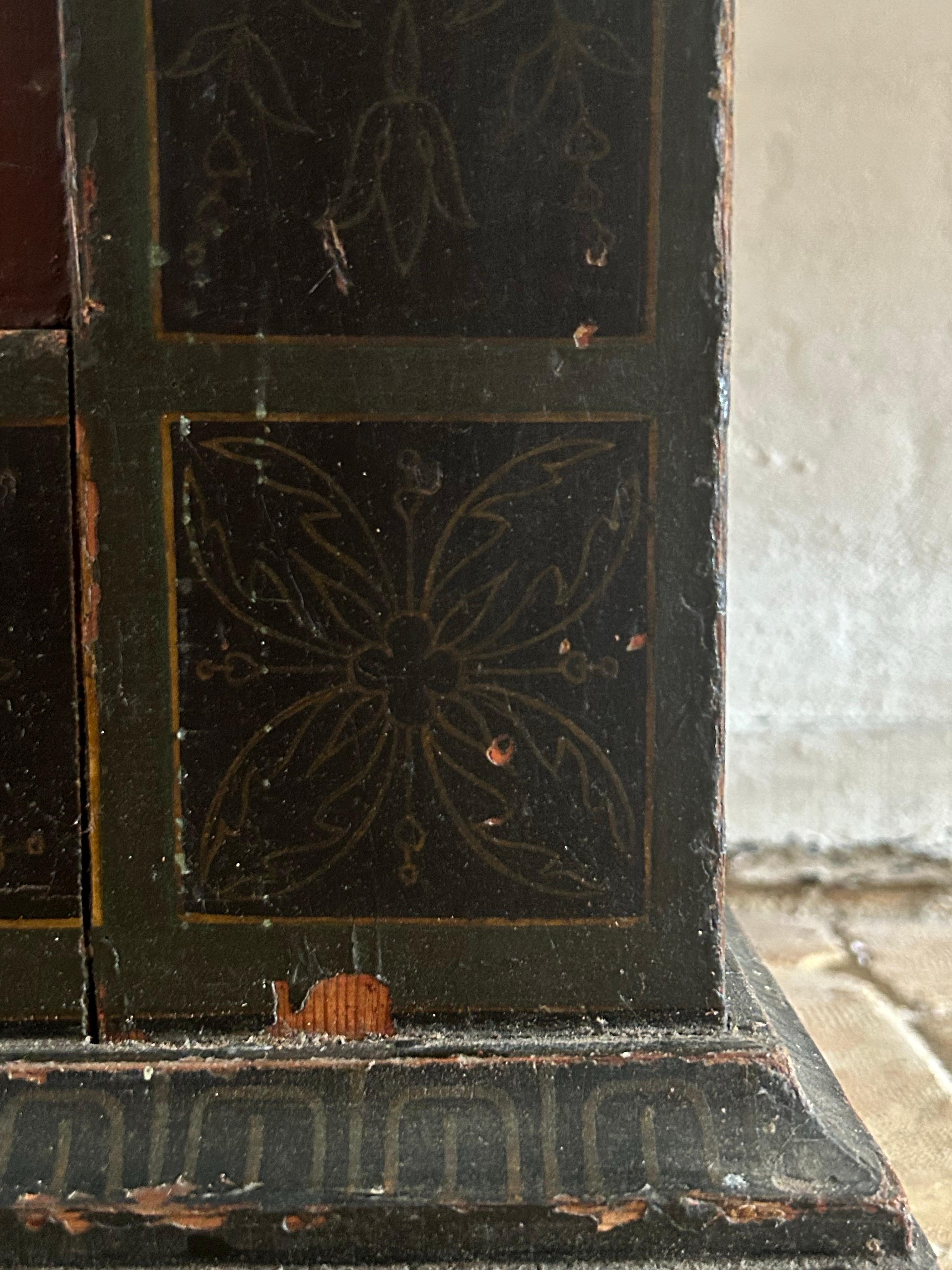 Armadio danese originale dipinto in stile pompeiano, Danimarca, anni '50 del XIX secolo In condizioni buone in vendita a Valby, 84
