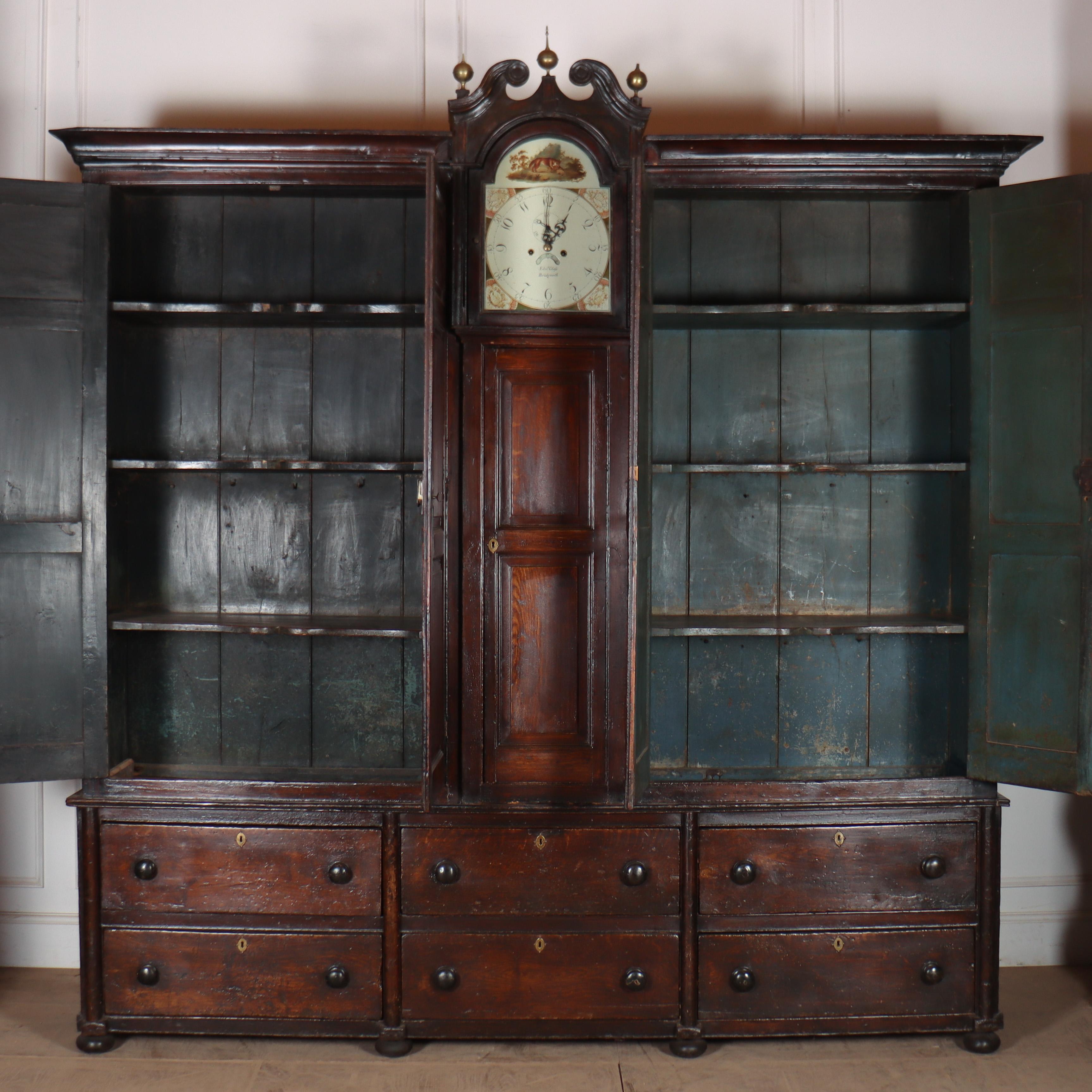 Armoire de ménage anglaise peinte d'origine en vente 3