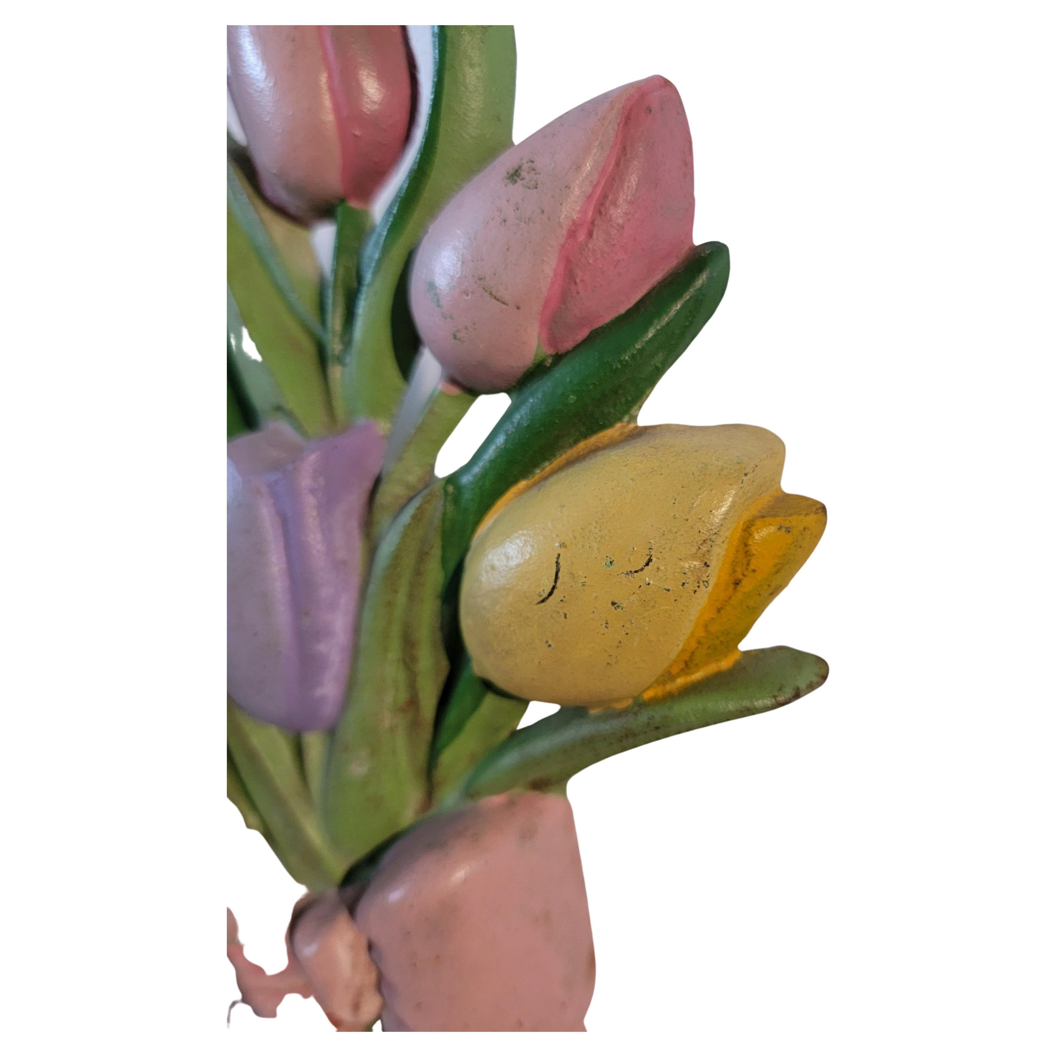 Original butoir de porte en fonte peint Hubley tulipes. Couleurs pastel. 
Bon état.