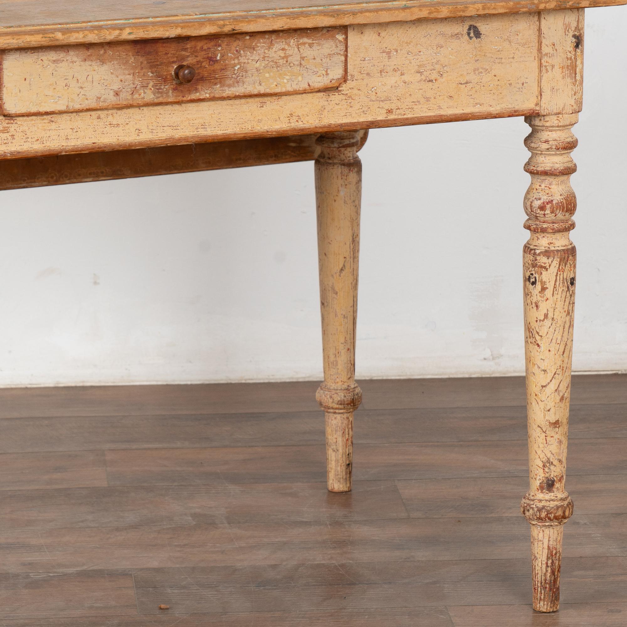 Original bemalter Kiefernbeistelltisch, Schweden um 1840 im Angebot 3
