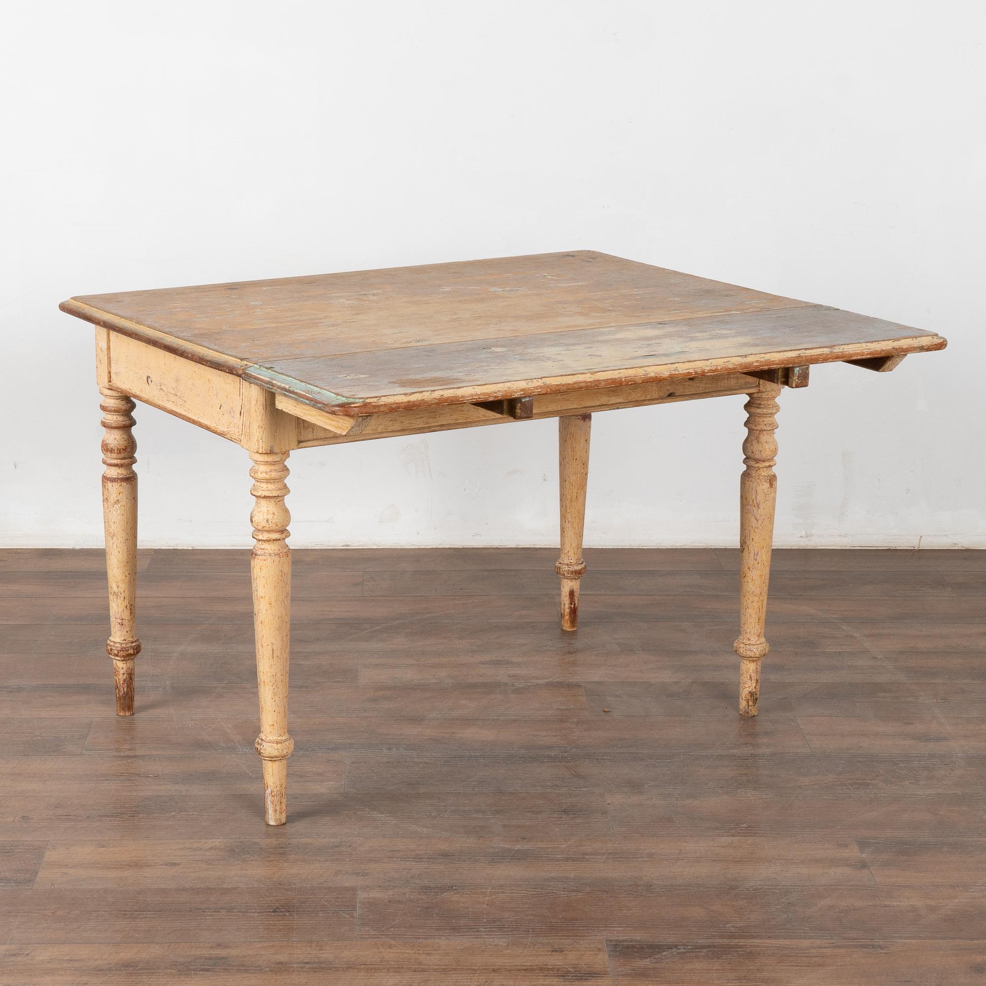Original bemalter Kiefernbeistelltisch, Schweden um 1840 im Angebot 4