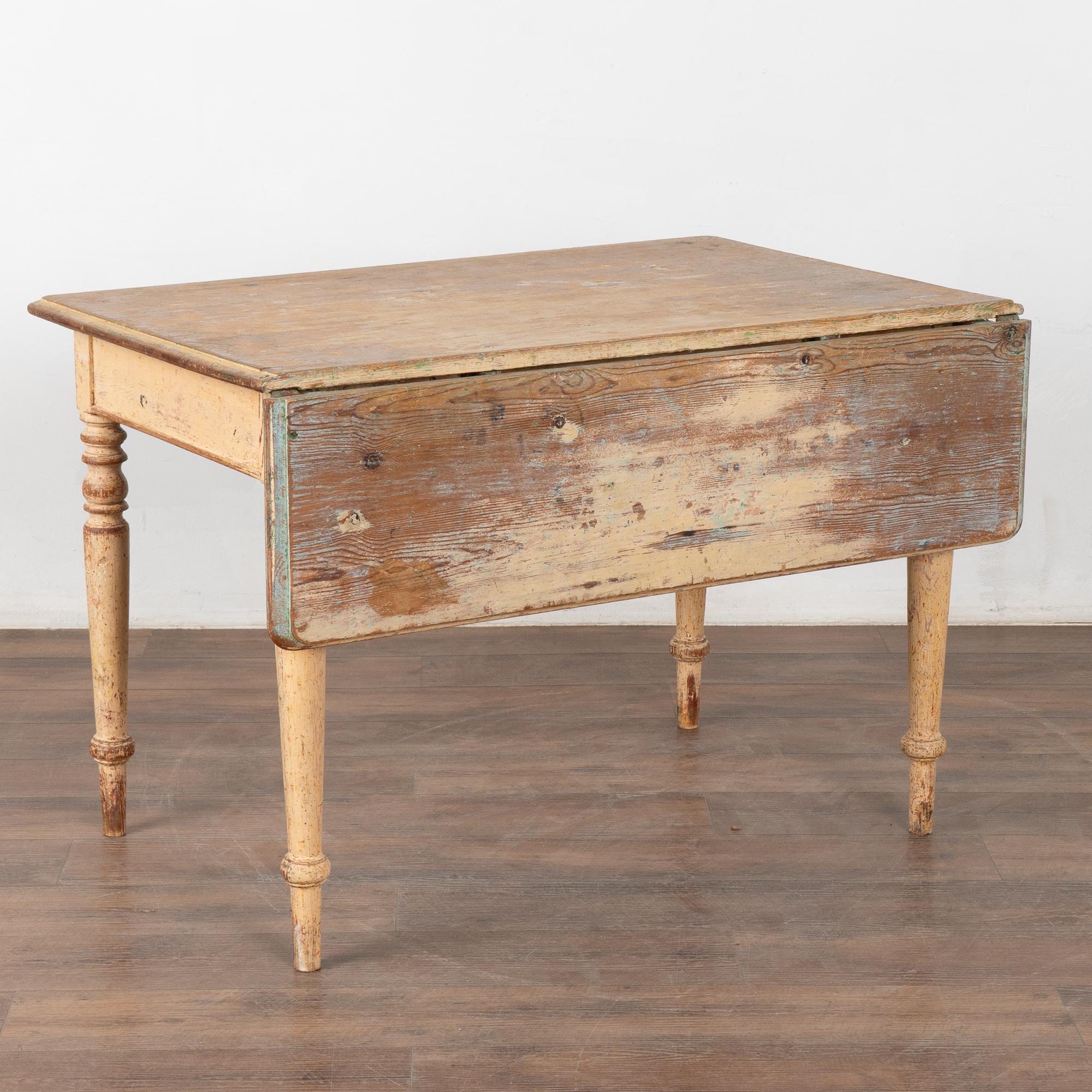 Original bemalter Kiefernbeistelltisch, Schweden um 1840 im Angebot 5
