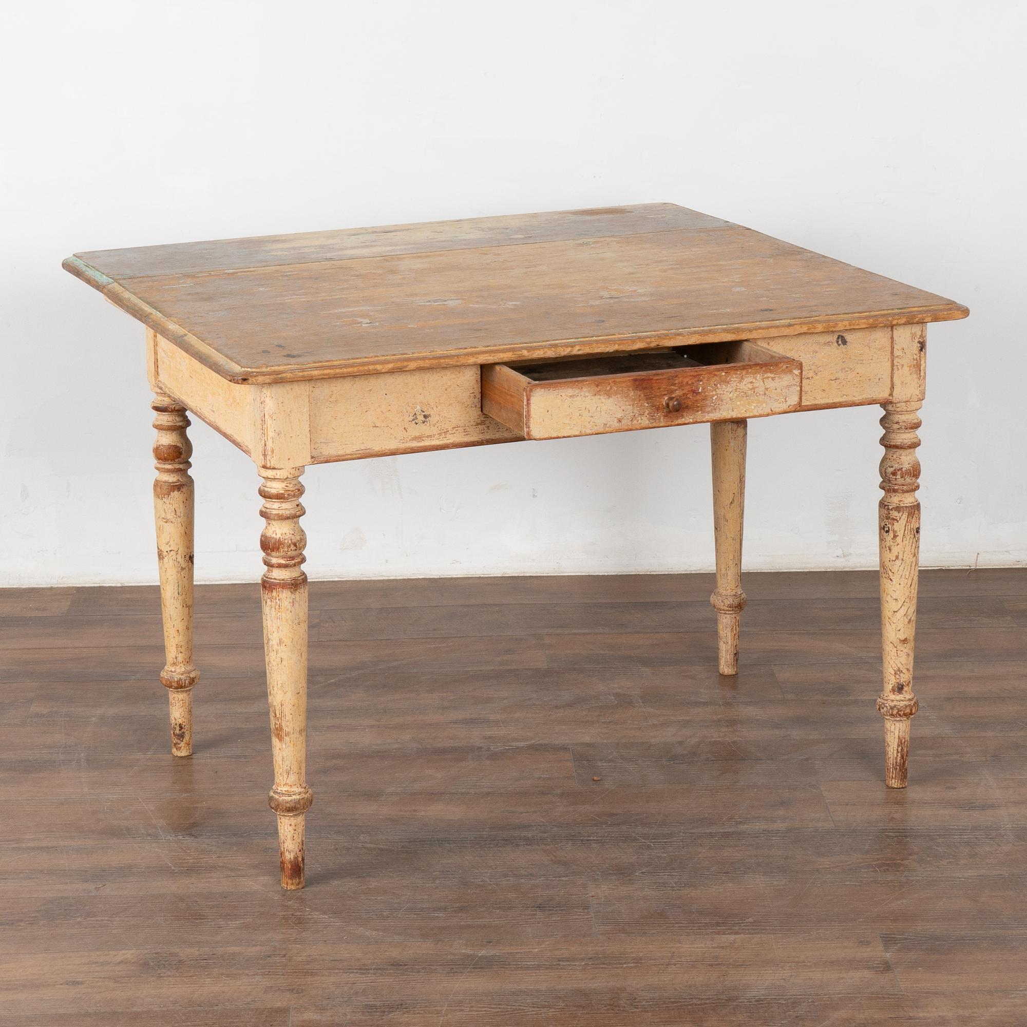 Original bemalter Kiefernbeistelltisch, Schweden um 1840 (Land) im Angebot