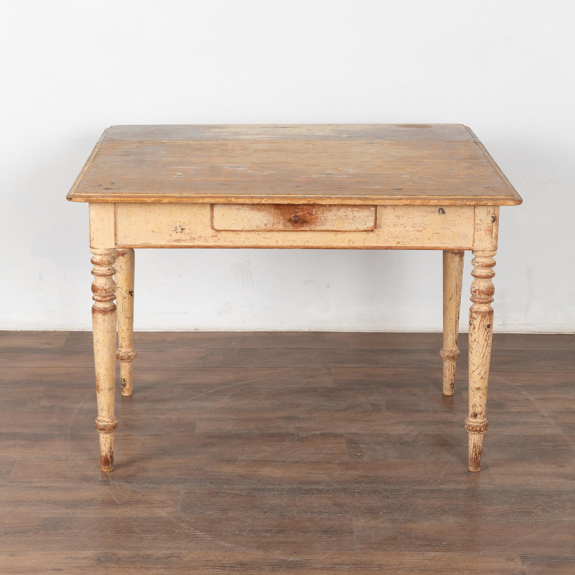 Original bemalter Kiefernbeistelltisch, Schweden um 1840 (Schwedisch) im Angebot