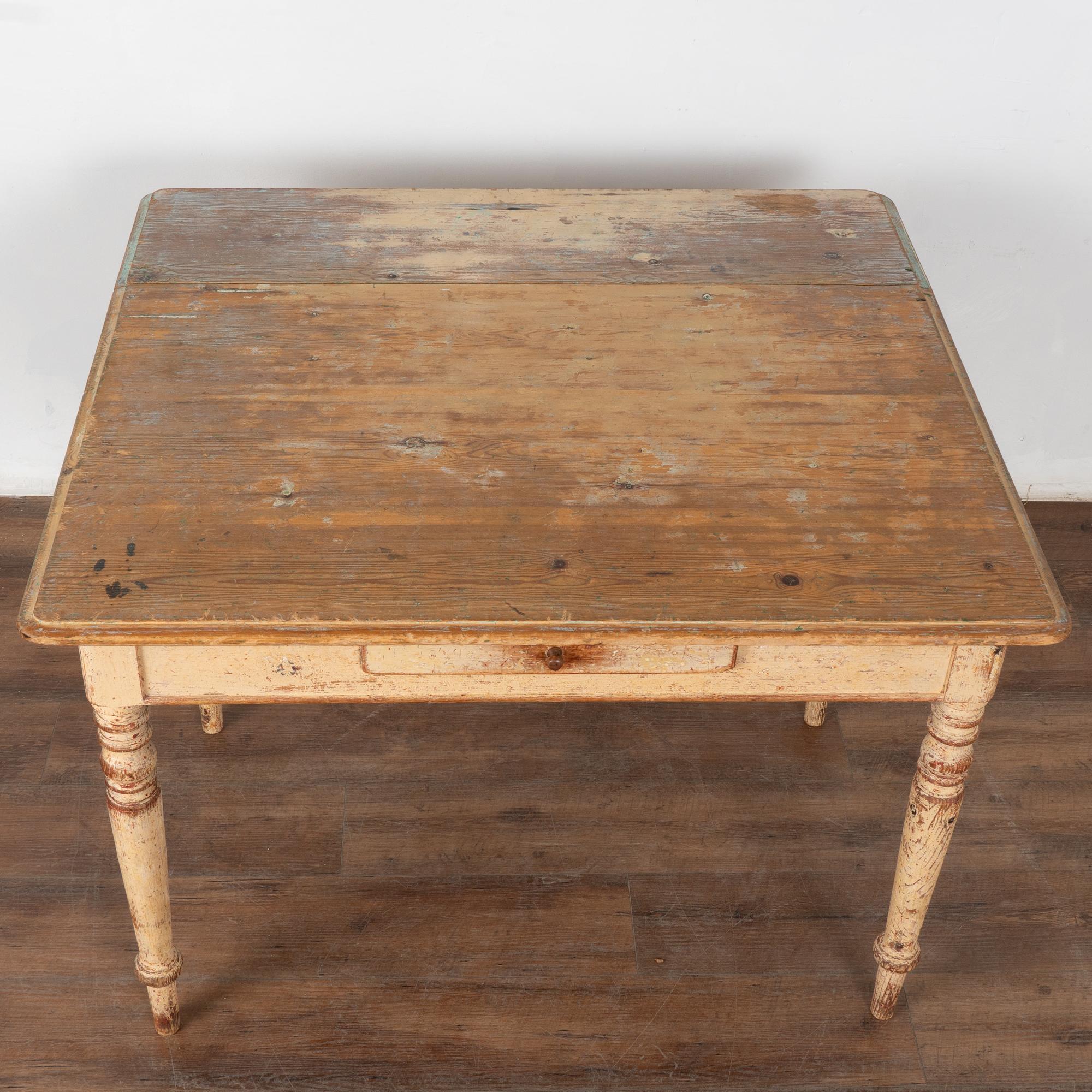 Original bemalter Kiefernbeistelltisch, Schweden um 1840 im Zustand „Relativ gut“ im Angebot in Round Top, TX