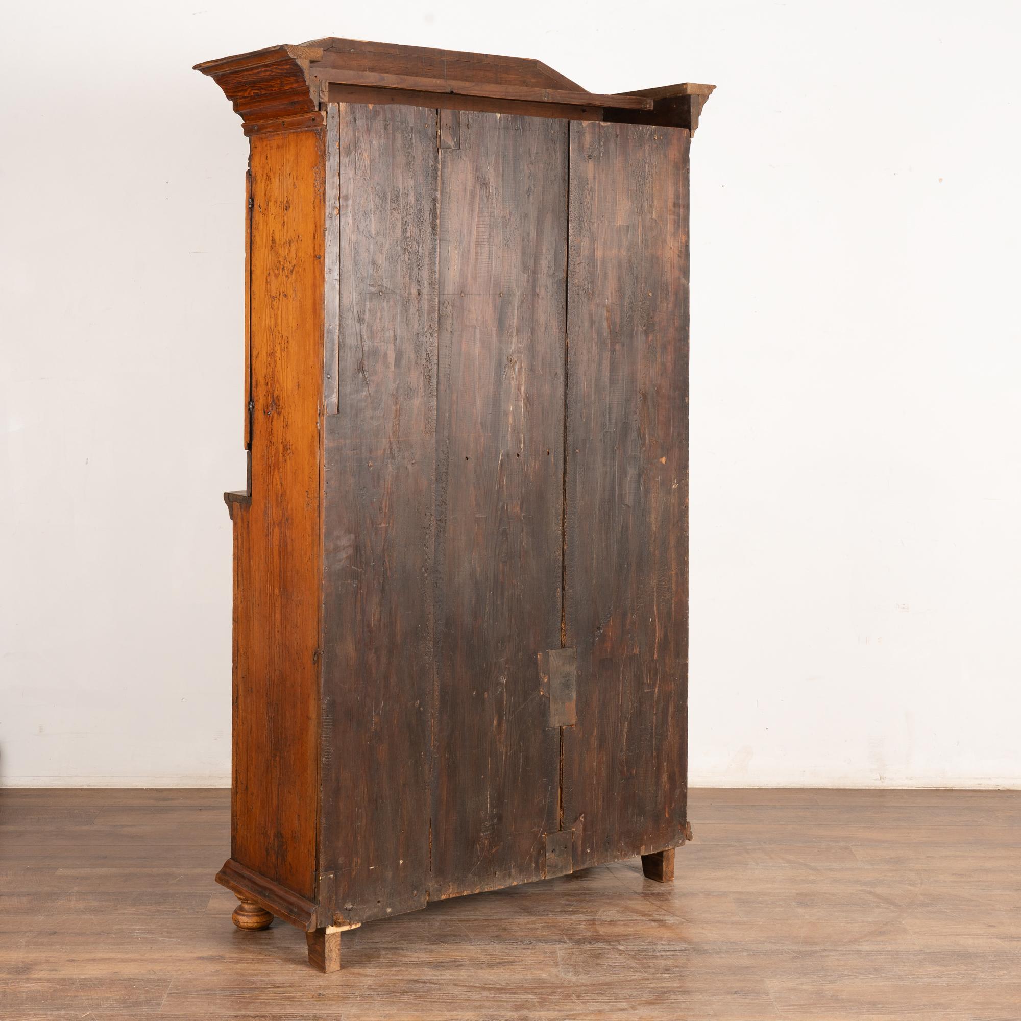 Armoire suédoise originale en pin peint, vers 1820-40 5
