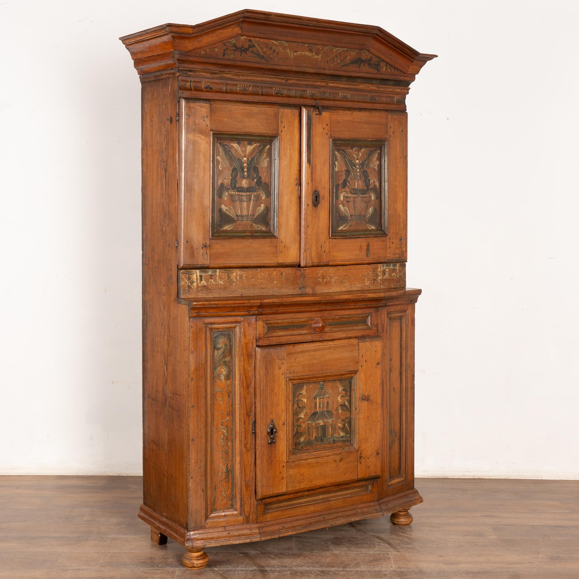 Cette armoire en pin est un exemple remarquable de l'artisanat suédois et d'une peinture folklorique originale. La patine profonde du pin est le résultat de plusieurs générations d'utilisation et d'âge.
Les panneaux de porte et la couronne sont
