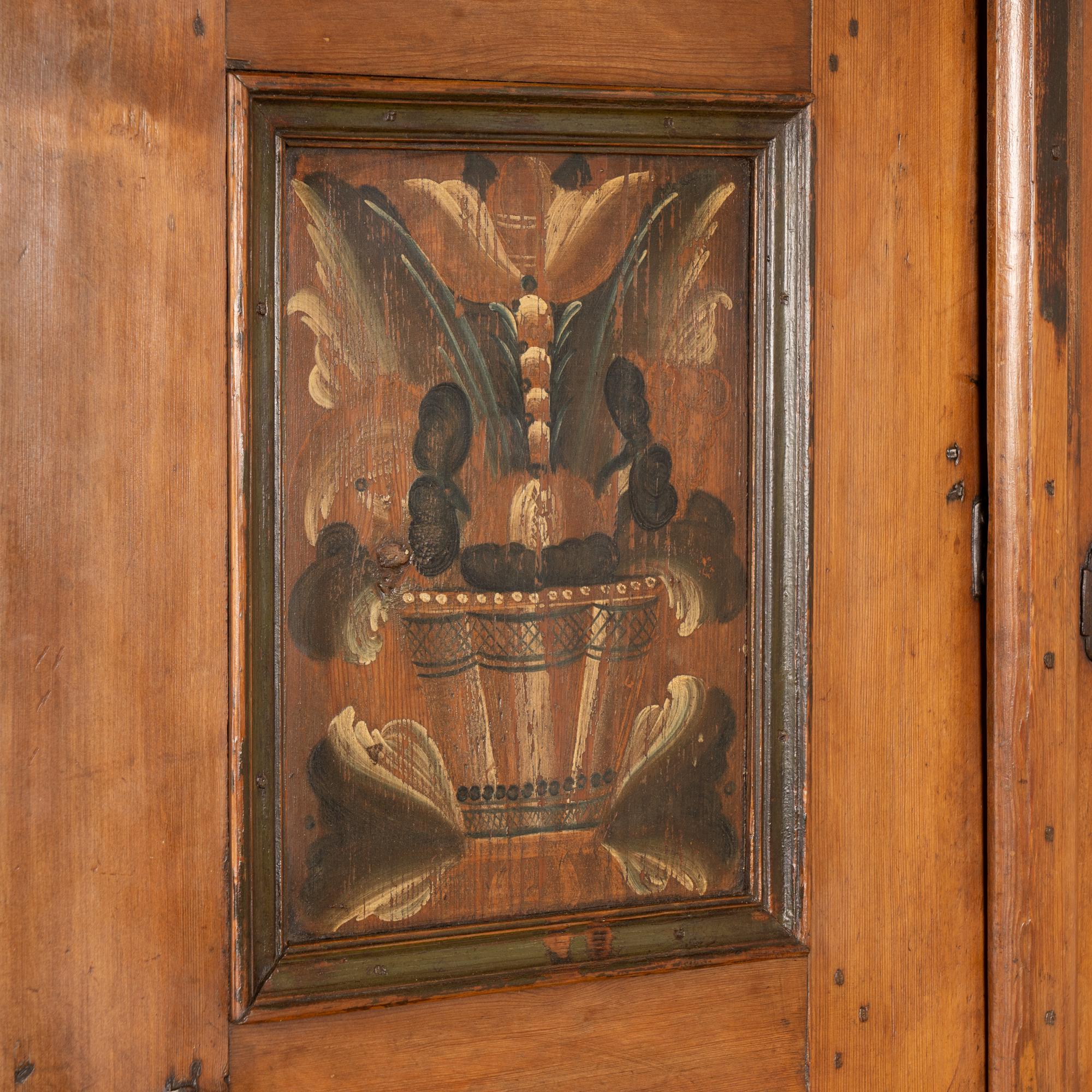 Pin Armoire suédoise originale en pin peint, vers 1820-40