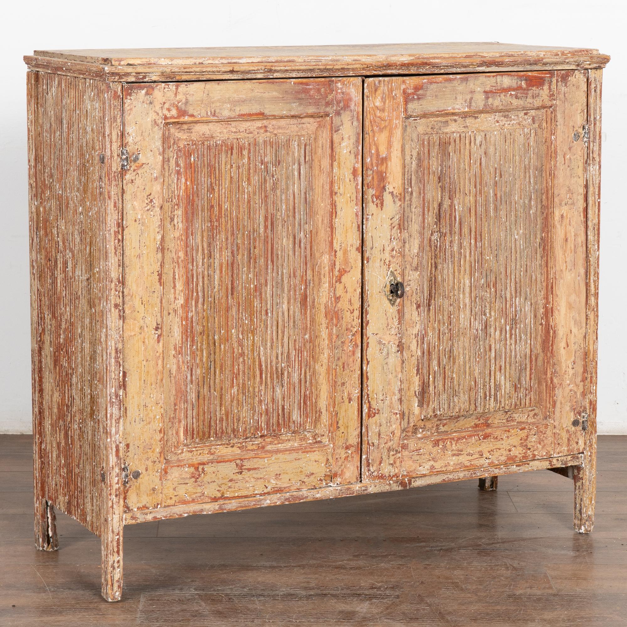 La atractiva paleta de colores suaves de este armario o consola de pino sueco procede del acabado original pintado a mano que se ha raspado suavemente y se ha desgastado con suavidad a lo largo de generaciones de uso, lo que ha dado lugar a la