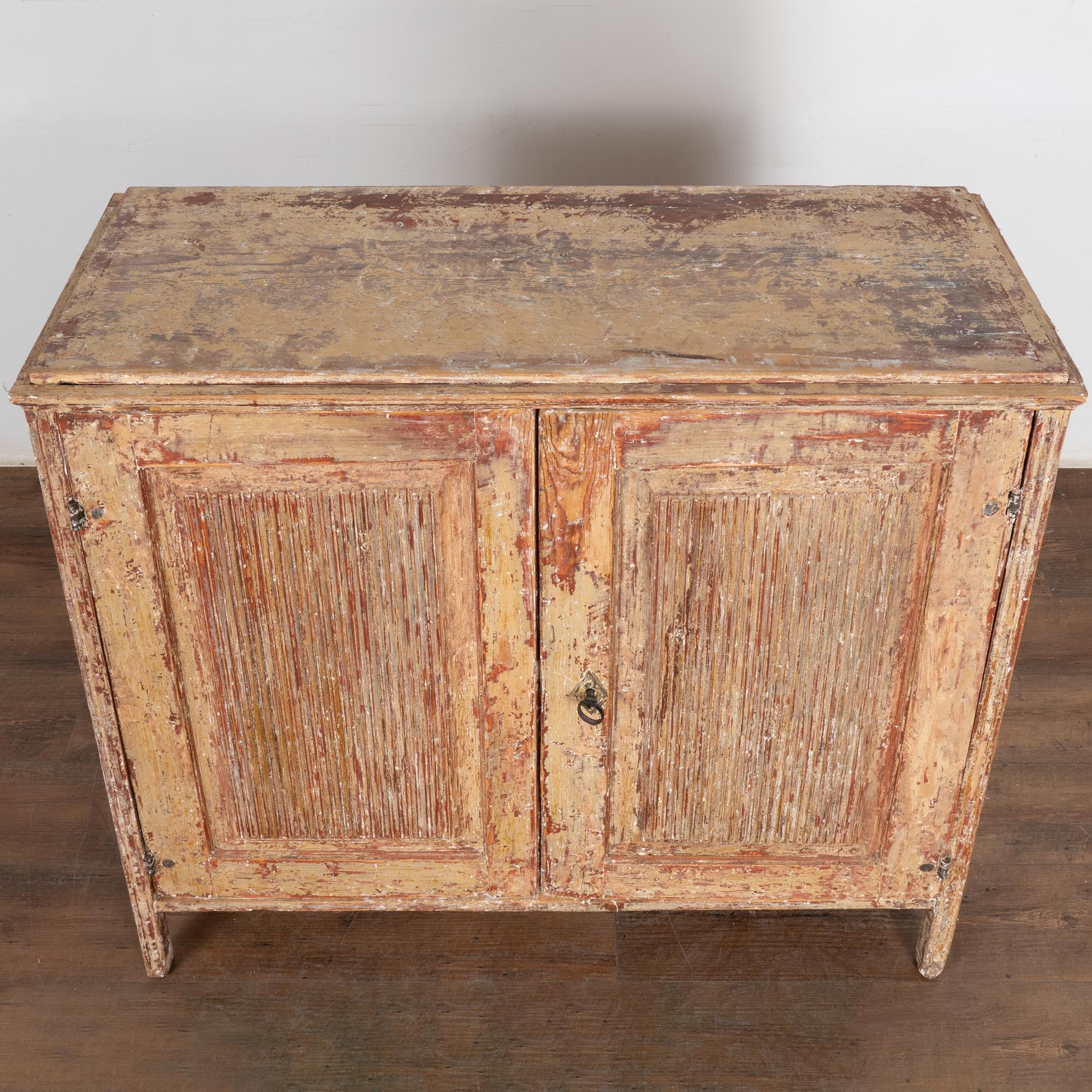 Consola de armario sueca original pintada, hacia 1820-40 en Bueno estado para la venta en Round Top, TX