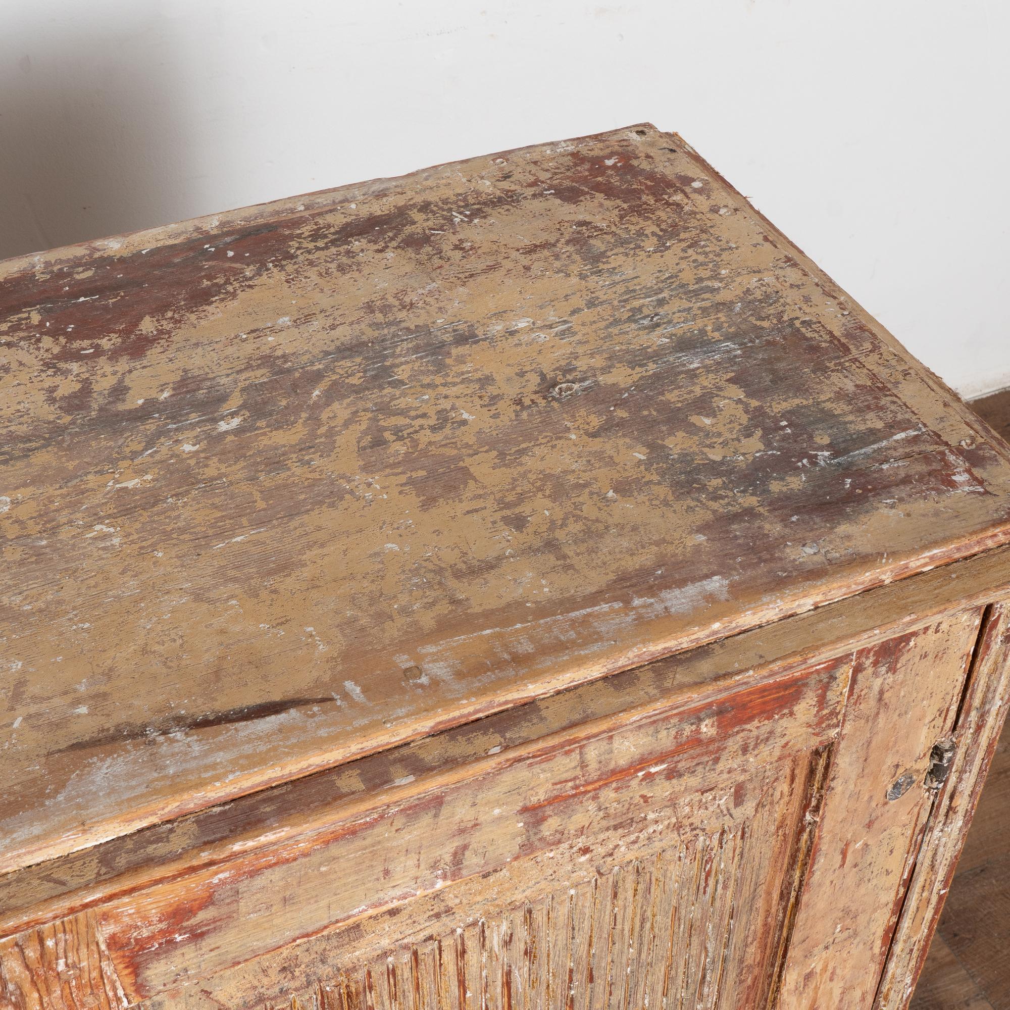 Consola de armario sueca original pintada, hacia 1820-40 en venta 2