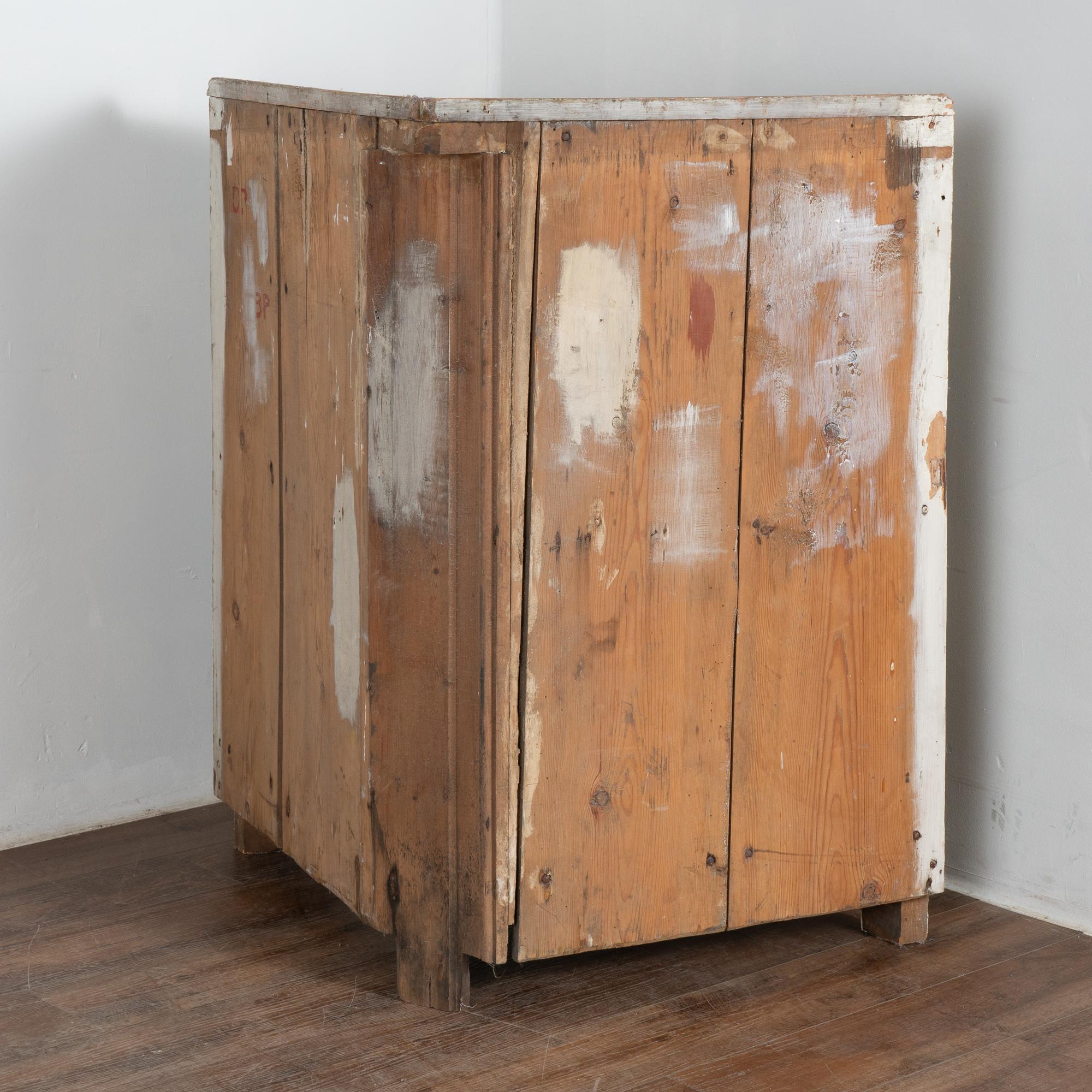 Original Painted Swedish Corner Cabinet, circa 1840 4