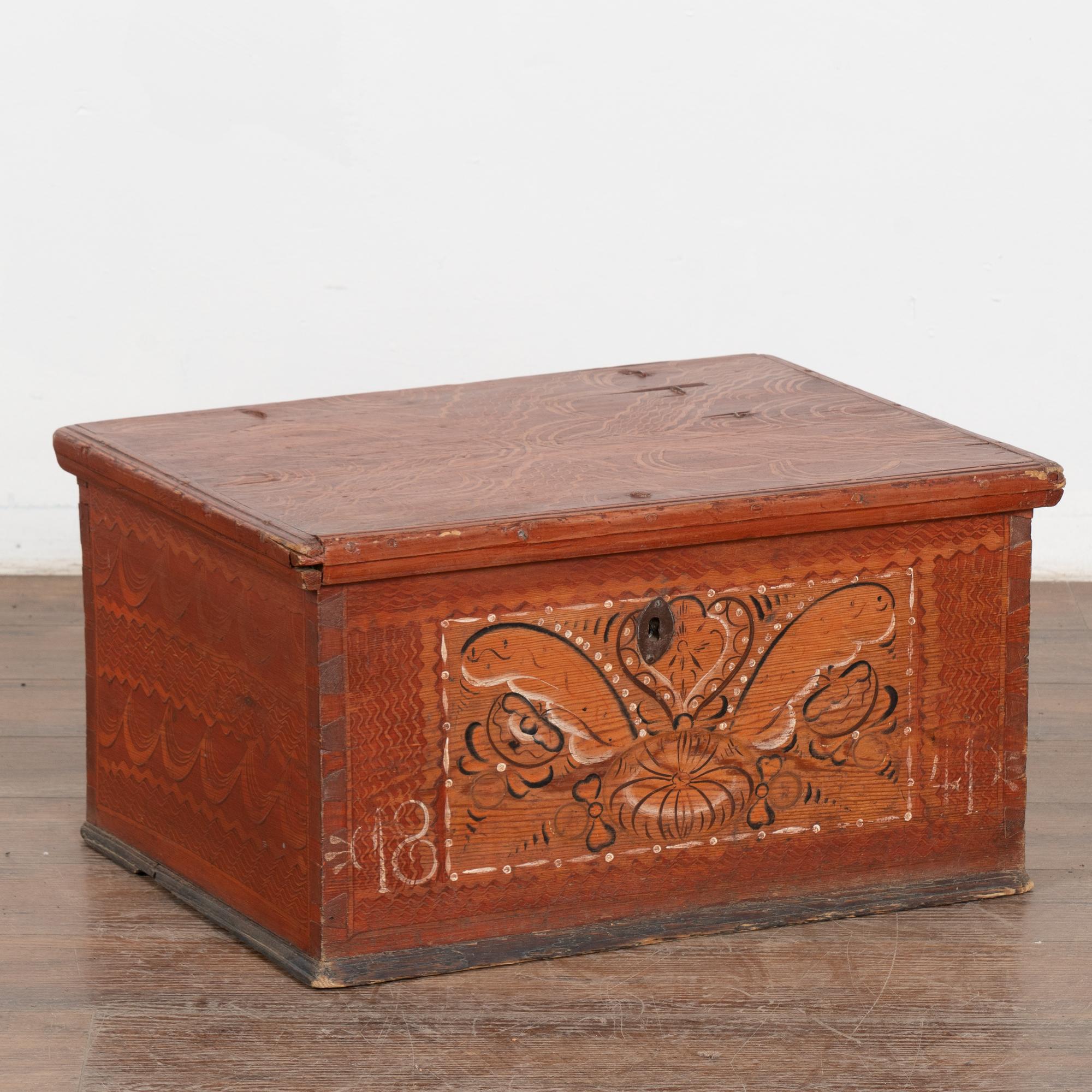 Scatola o piccolo baule in pino dipinto originale proveniente dalla Svezia, datato 1841.
La vernice rosso mattone/marrone presenta motivi tradizionali di arte popolare, tra cui una finta venatura del legno stilizzata. Le alterazioni della finitura
