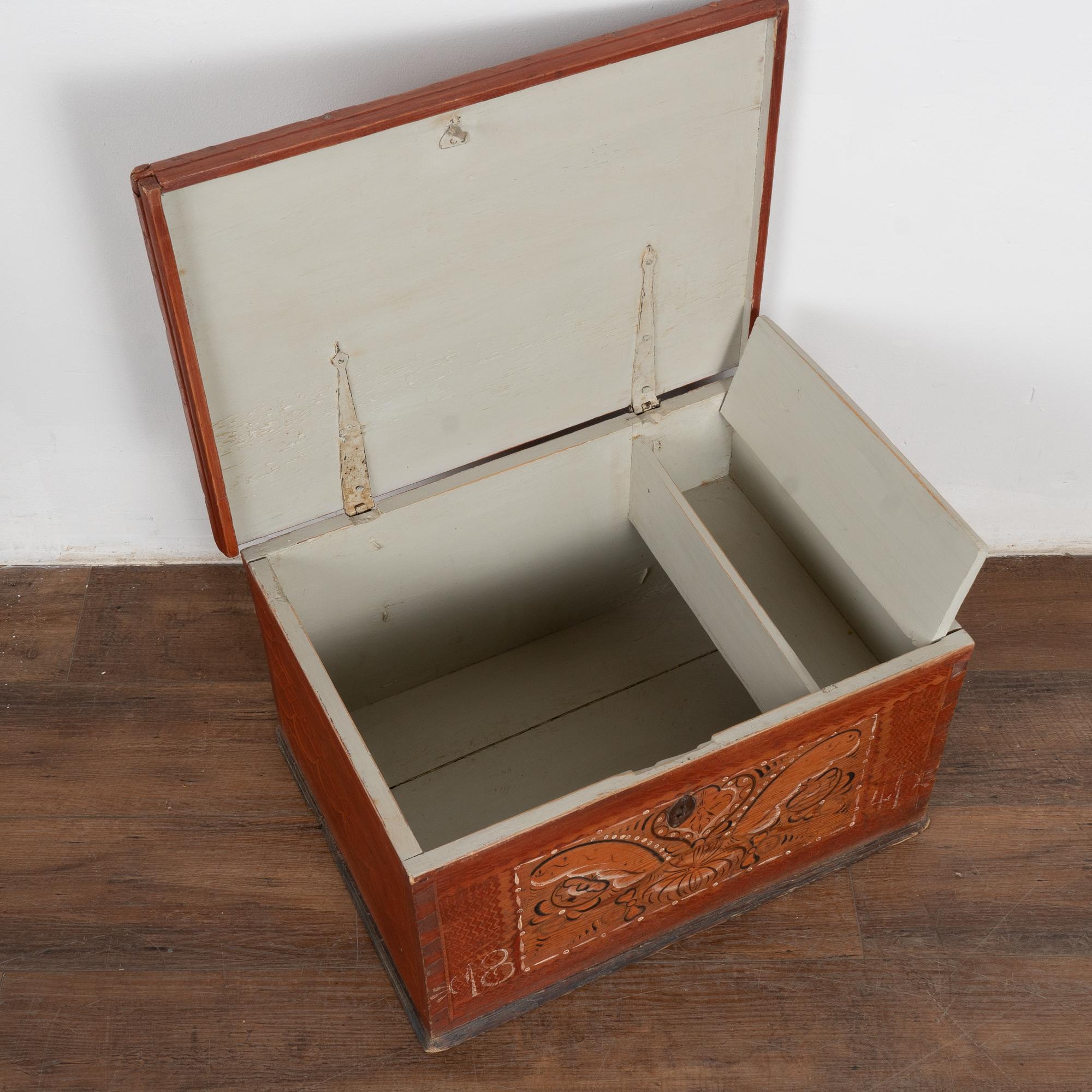Scatola piatta o piccolo baule svedese originale dipinto, datato 1841 in vendita 2