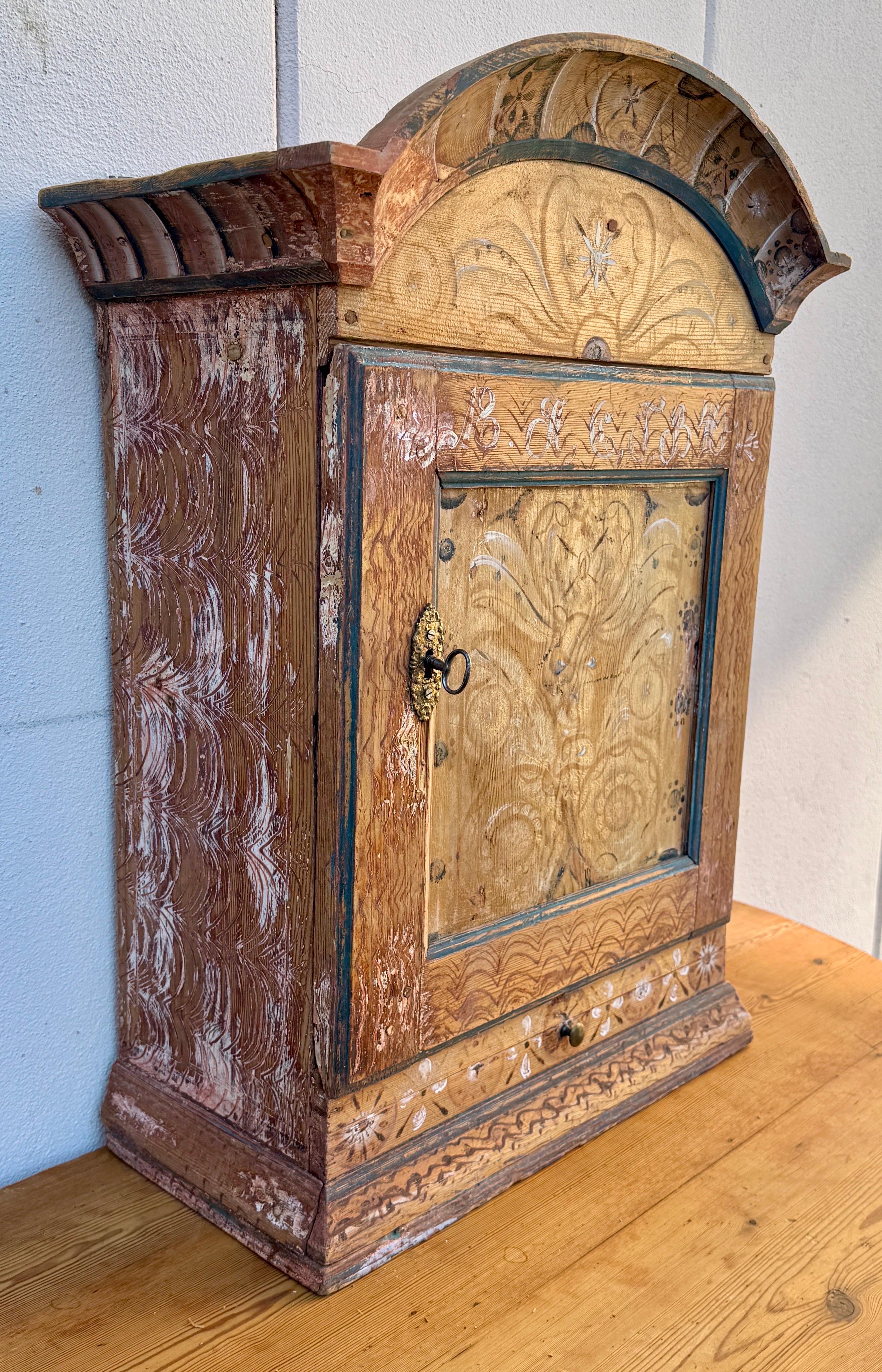 Une armoire suspendue peinte originale de l'art populaire rural  région traditionnelle de Dalarna (
