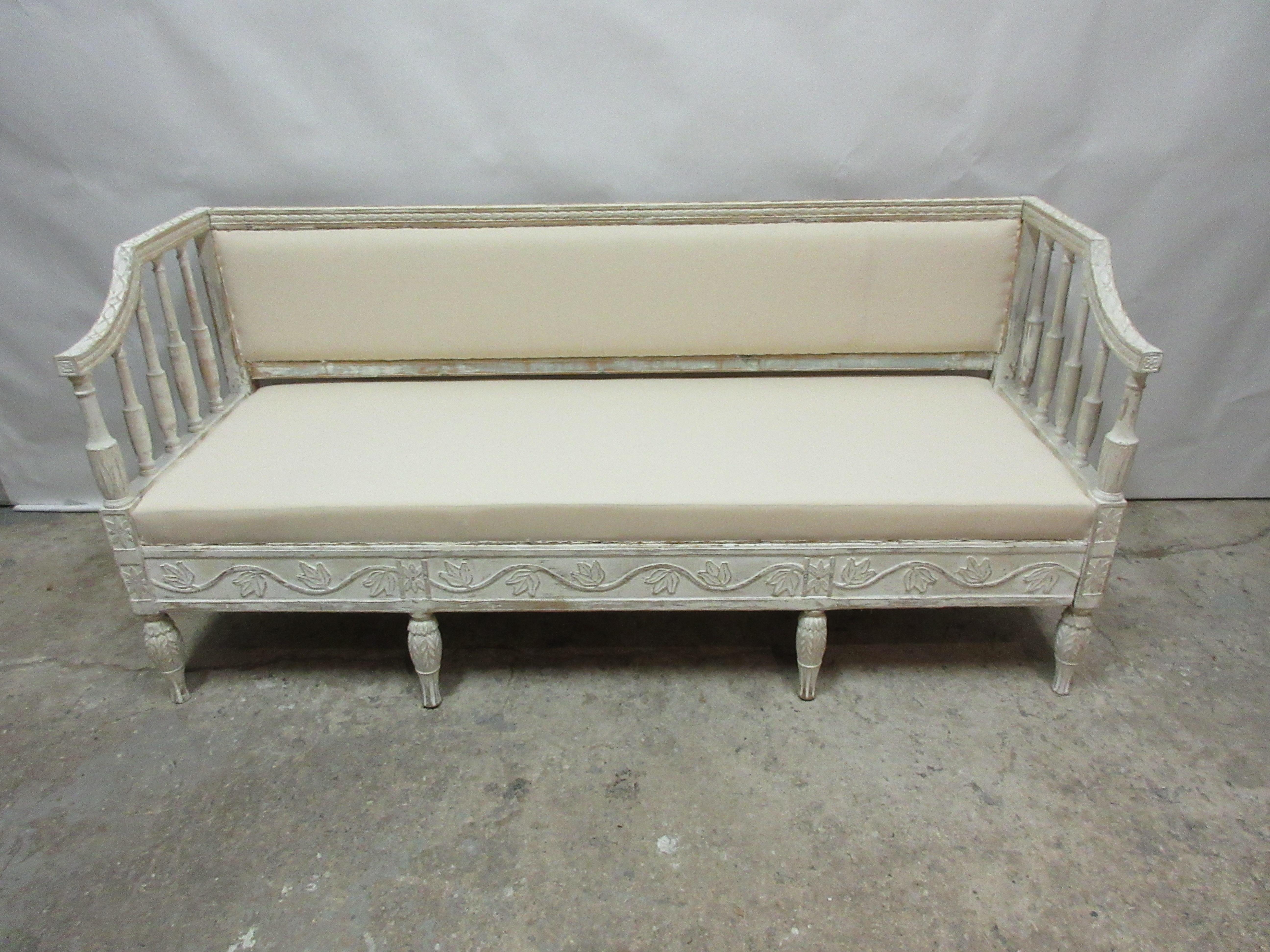 Original Painted Swedish Gustavian Sofa In Good Condition For Sale In Hollywood, FL