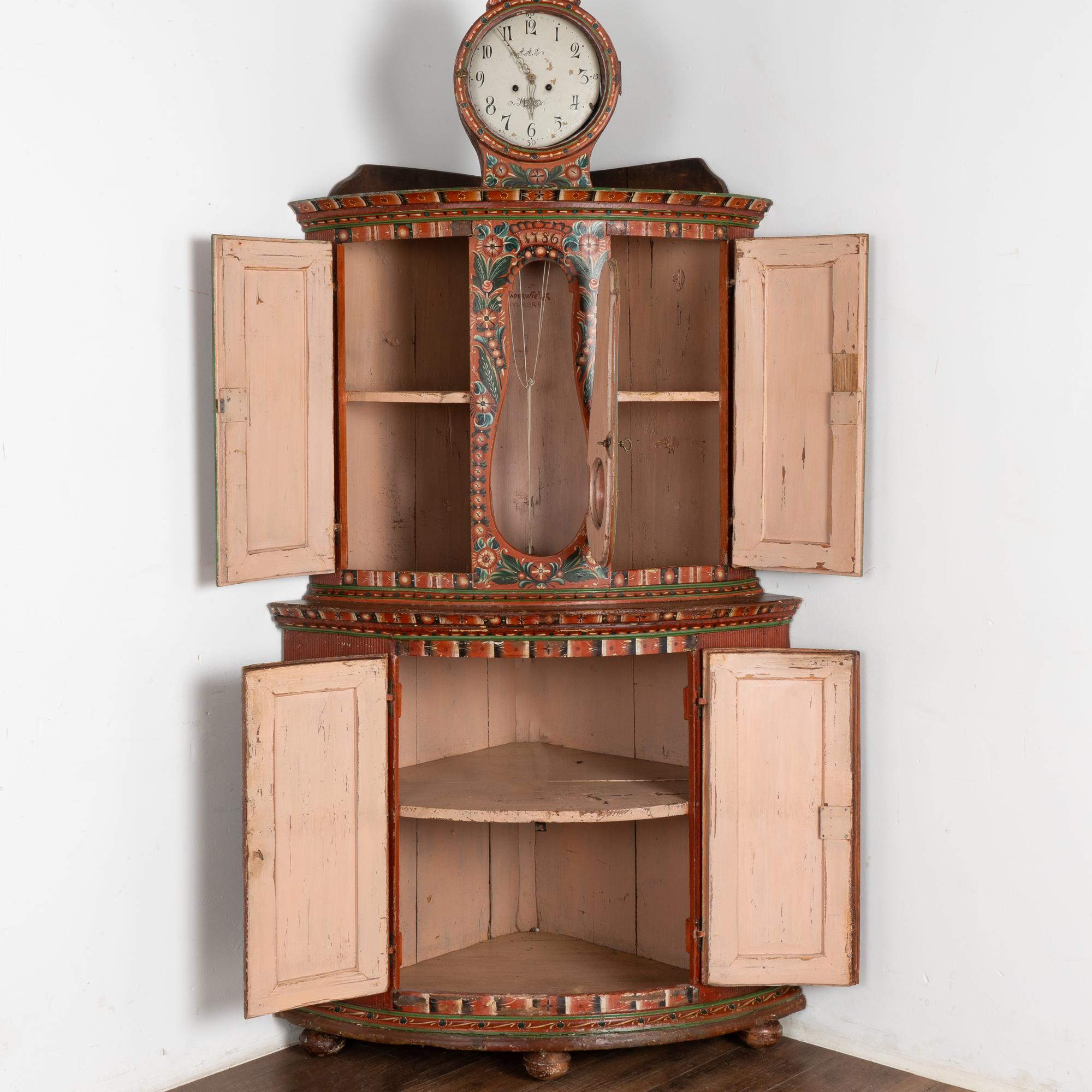 Arte popolare Mobile ad angolo Mora Clocks svedese originale dipinto, circa 1820-40 in vendita