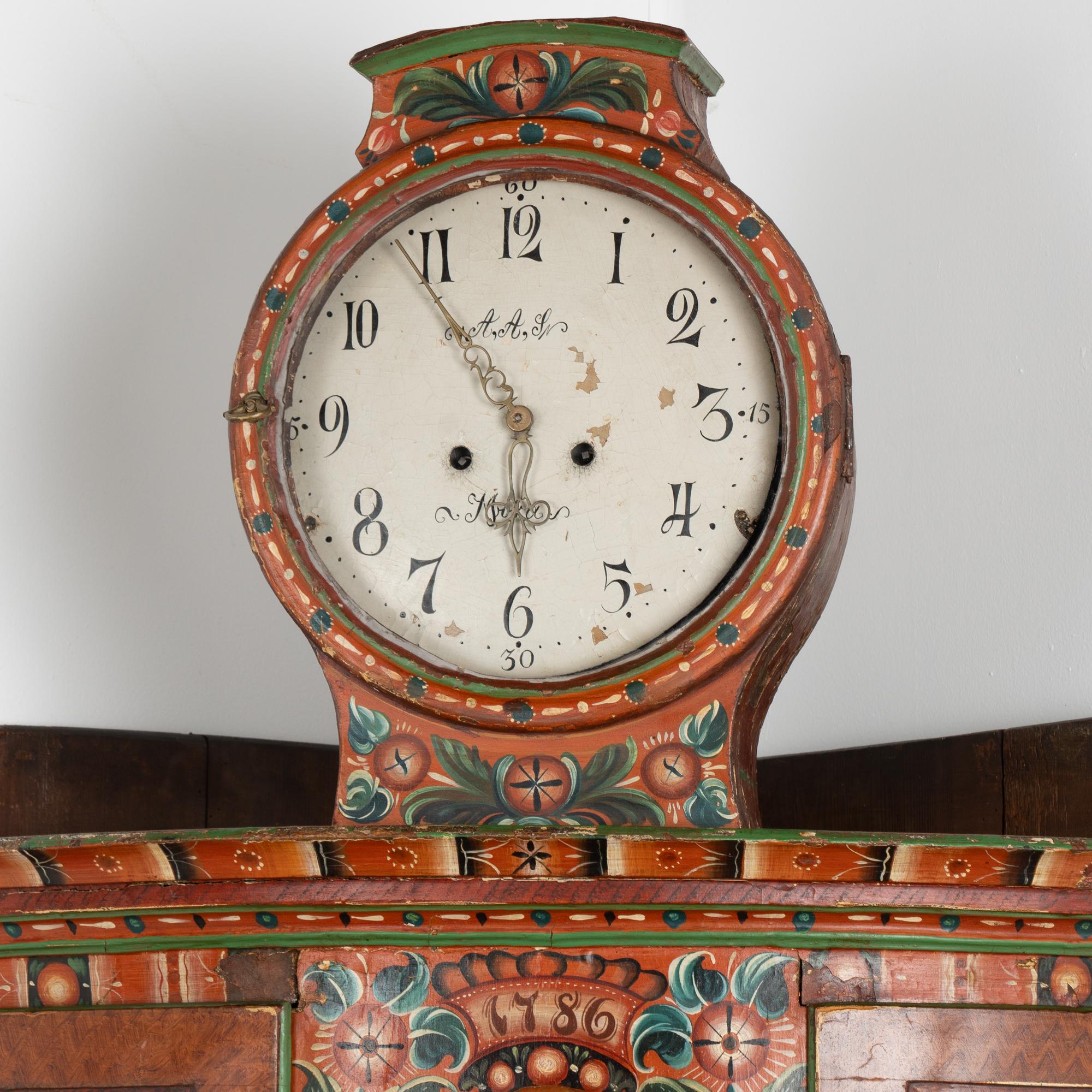 Svedese Mobile ad angolo Mora Clocks svedese originale dipinto, circa 1820-40 in vendita