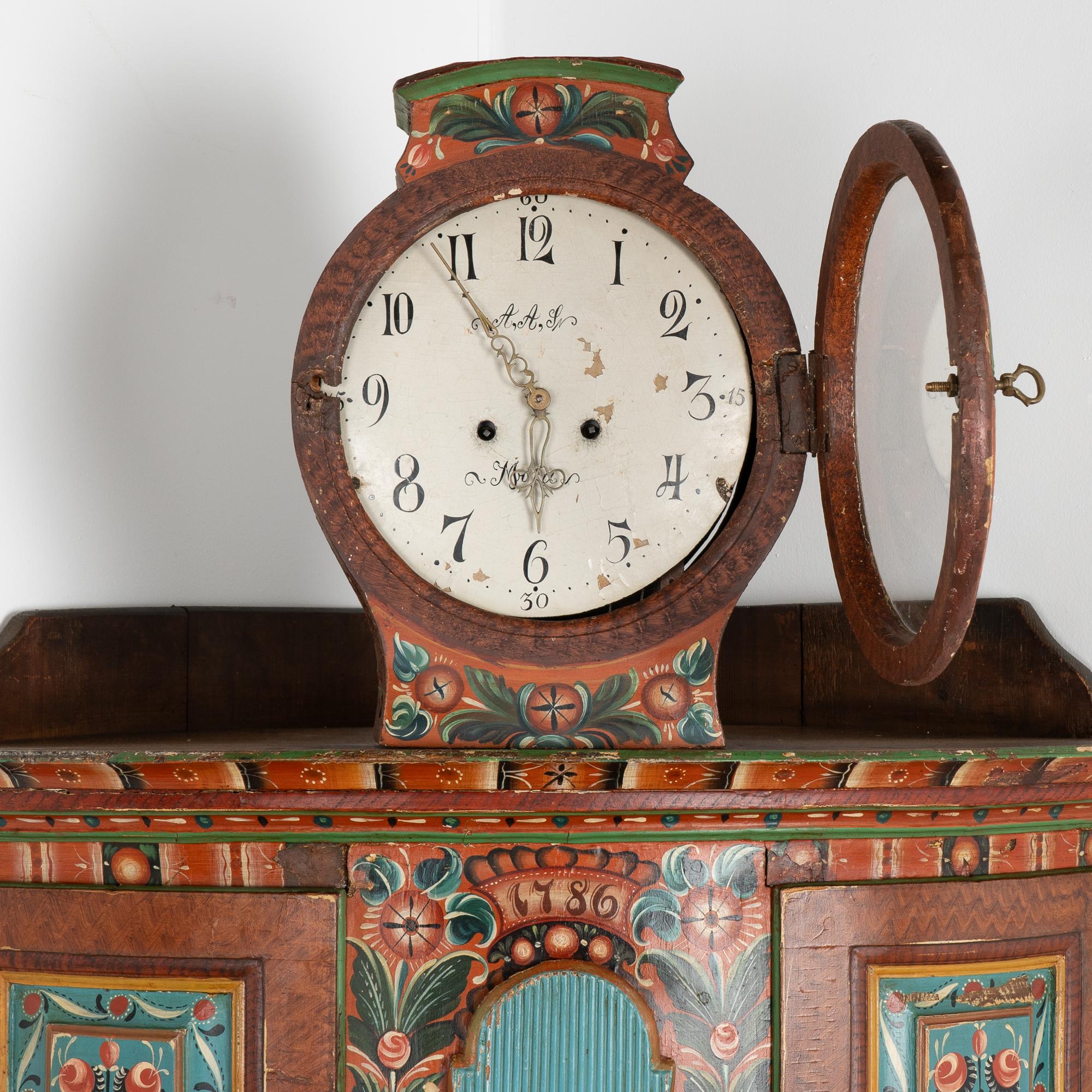 Mobile ad angolo Mora Clocks svedese originale dipinto, circa 1820-40 In condizioni discrete in vendita a Round Top, TX