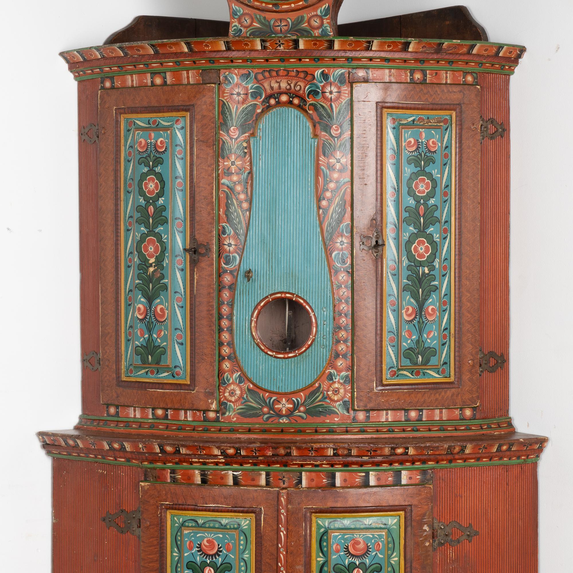 XIX secolo Mobile ad angolo Mora Clocks svedese originale dipinto, circa 1820-40 in vendita