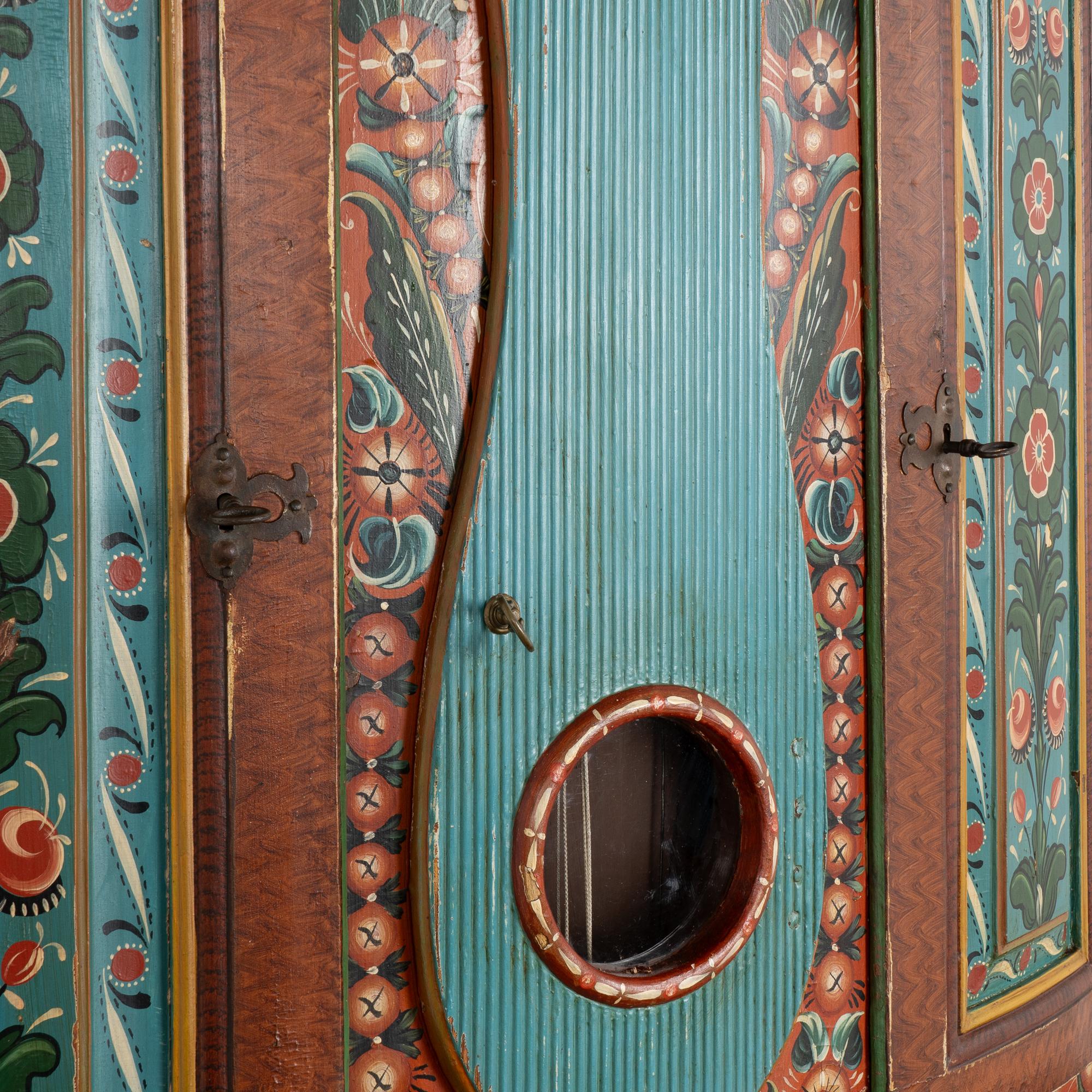 Pino Mobile ad angolo Mora Clocks svedese originale dipinto, circa 1820-40 in vendita
