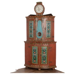 Original bemalter schwedischer Mora Clock Eckschrank, um 1820-40