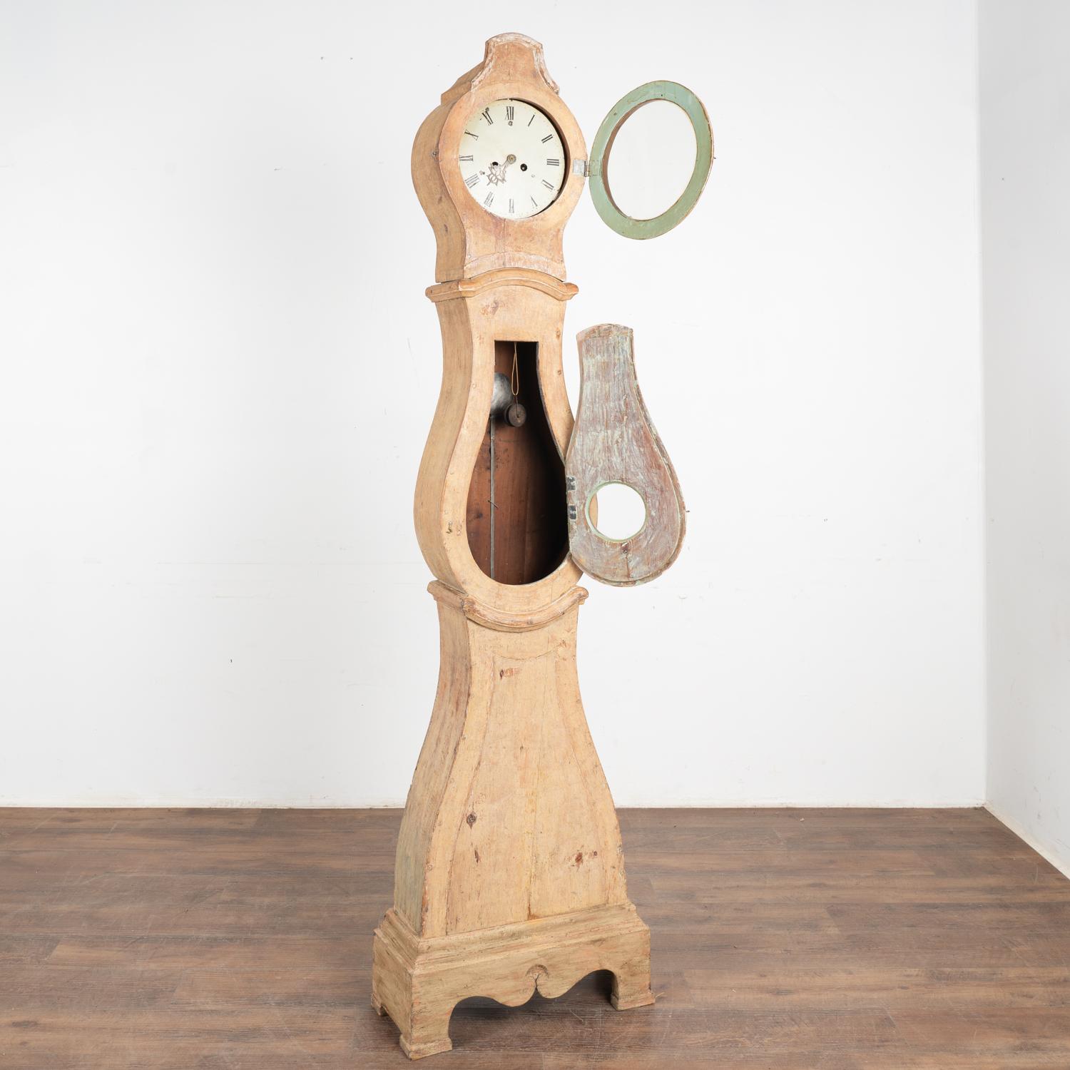 Gustavien Horloge grand-père suédoise Mora originale peinte, vers 1840 en vente