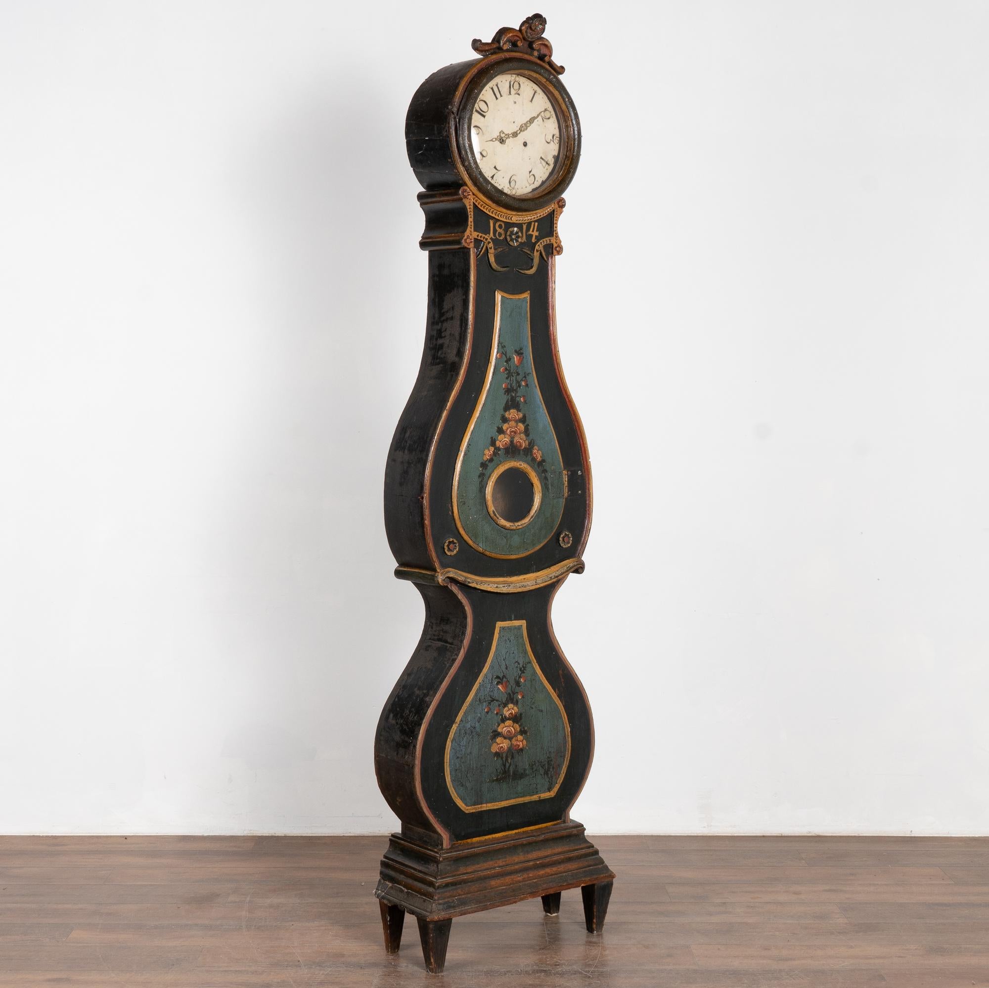 Swedish mora grandfather clocks are identified by their gentle curves and classic style as seen in this exceptional longcase clock.
The rounded body, base and floral carved embellishments with date of 1814 around the face create visual balance while