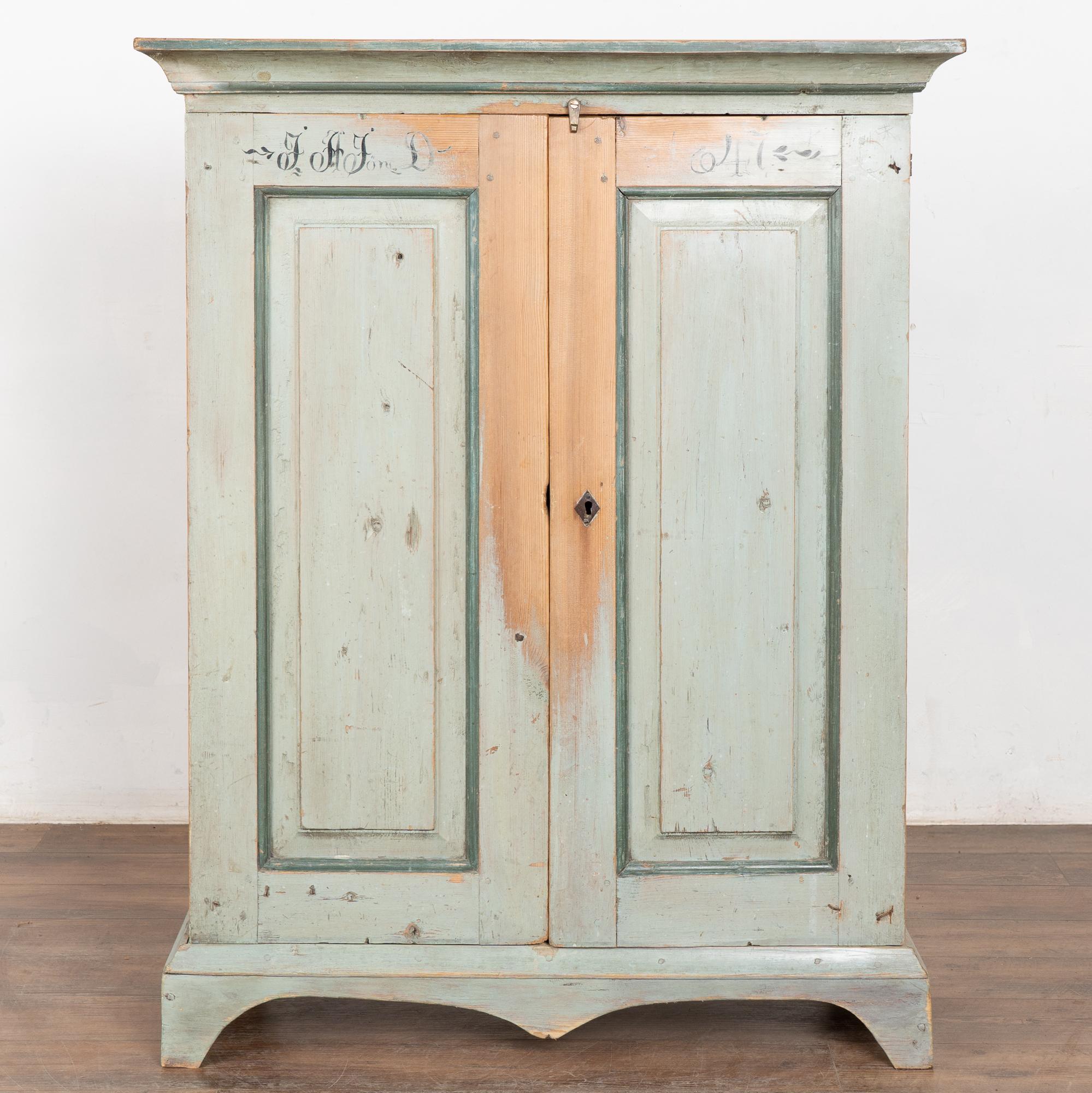 Aparador original de pino sueco pintado, fechado en 1847 Sueco en venta