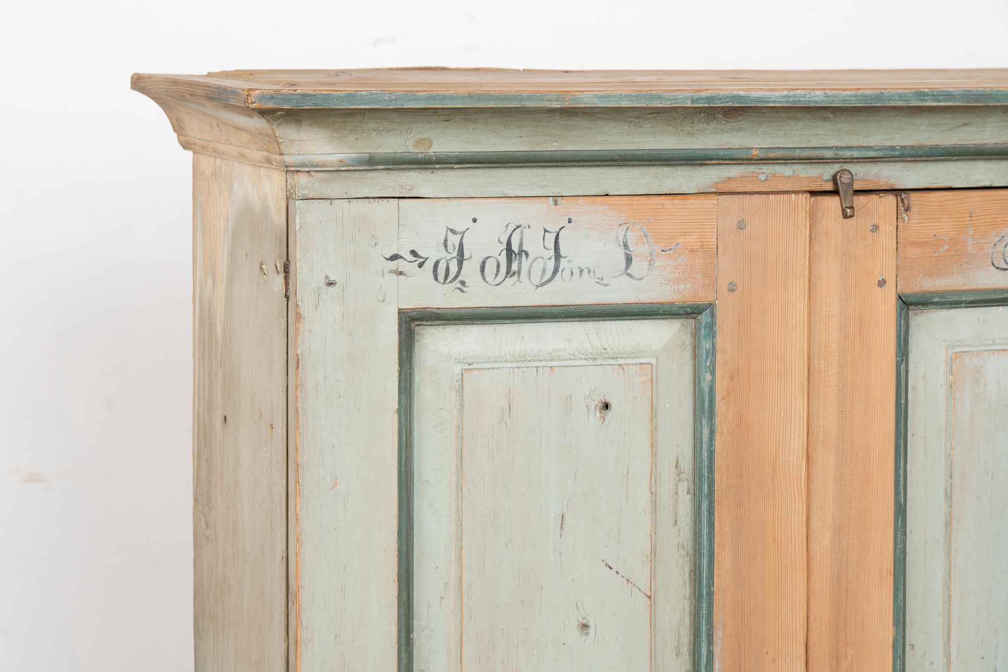 Aparador original de pino sueco pintado, fechado en 1847 en venta 1