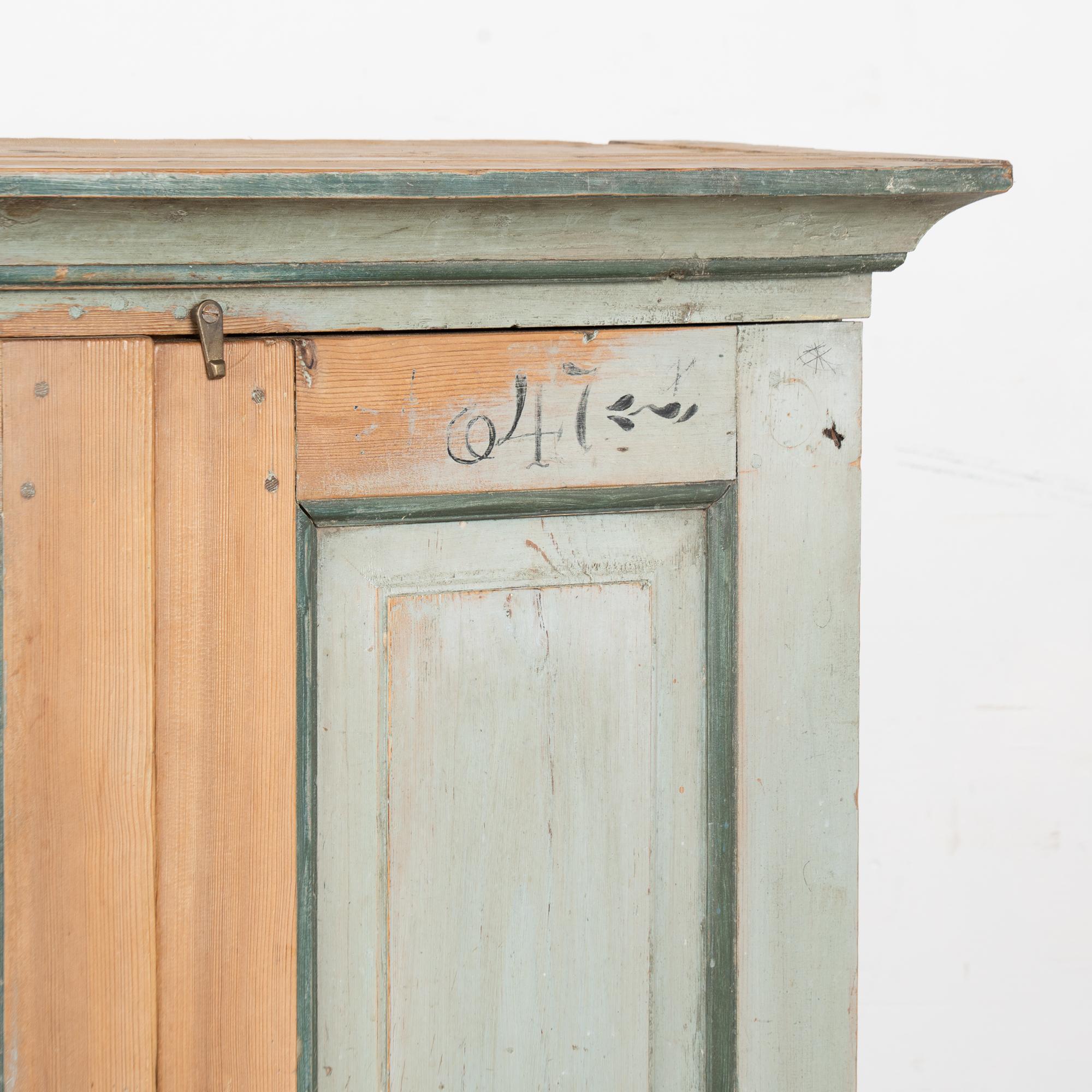 Aparador original de pino sueco pintado, fechado en 1847 en venta 2