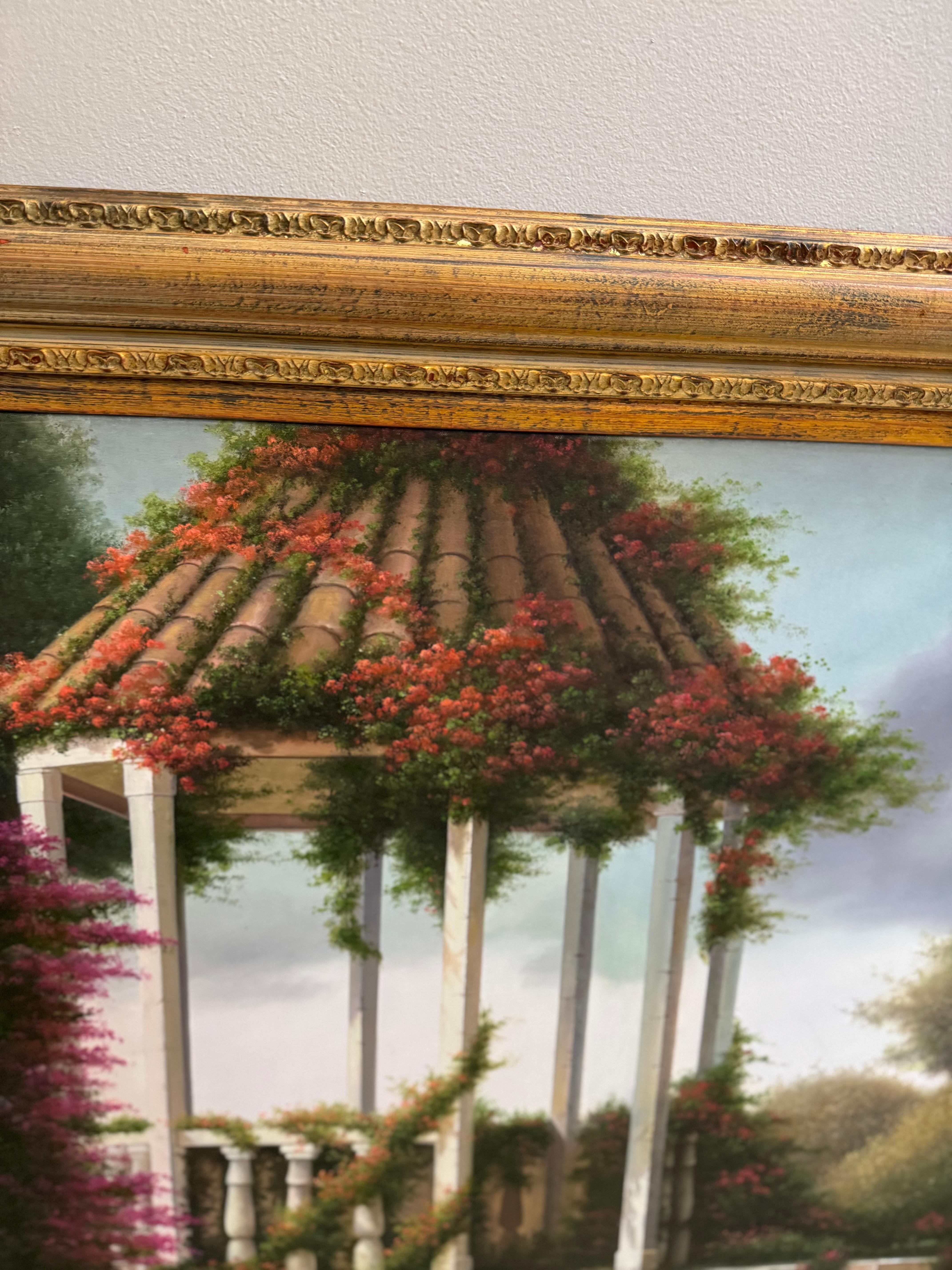 Neues Originalgemälde, das einen mit rot und rosa blühenden Weinreben bewachsenen Steinpavillon in einem Garten zeigt, zu dem eine Steintreppe hinaufführt.
Der Stil zeichnet sich durch weiche Beleuchtung und sanfte Pinselstriche aus, die für den