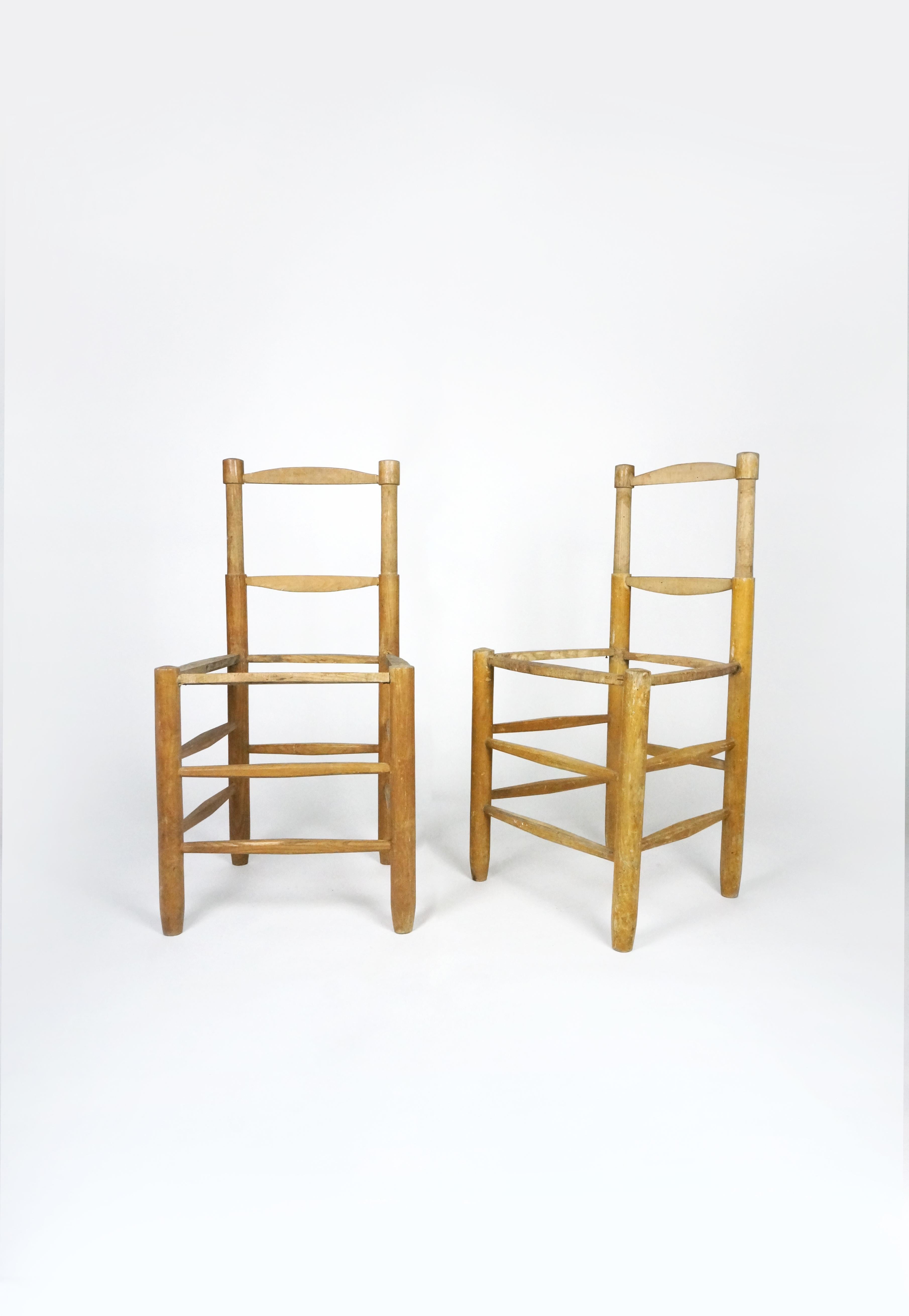Schönes Paar Charlotte Perriand Stühle Modell Bauche n°18 (mit gerader Rückenlehne). 

Diese Stühle wurden von der berühmten französischen Designerin Charlotte Perriand entworfen. Sie wurden ursprünglich 1938 entworfen, diese beiden wurden in den