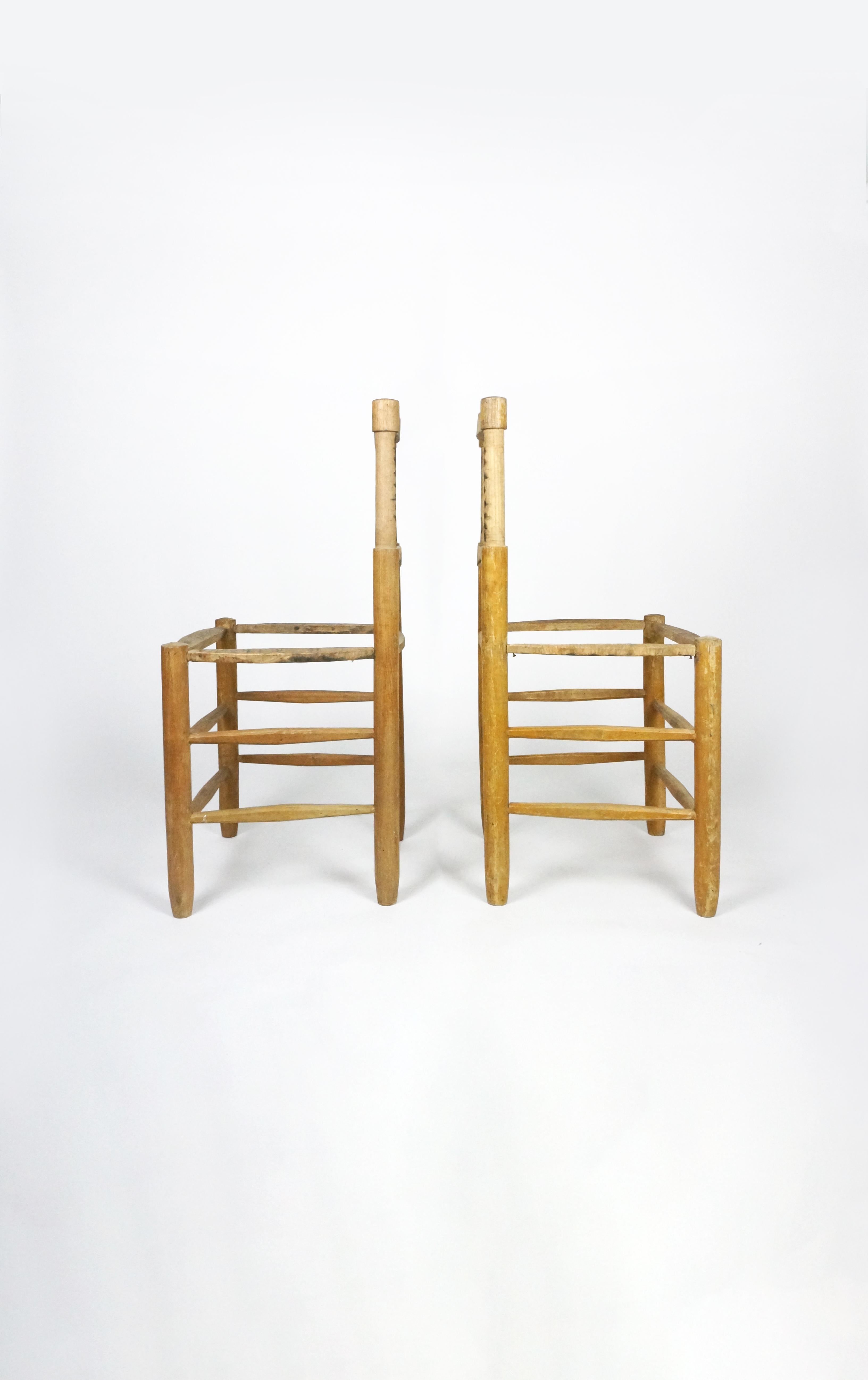 Original Paar Charlotte Perriand Bauche Stühle n°18  im Zustand „Starke Gebrauchsspuren“ im Angebot in PARIS, FR