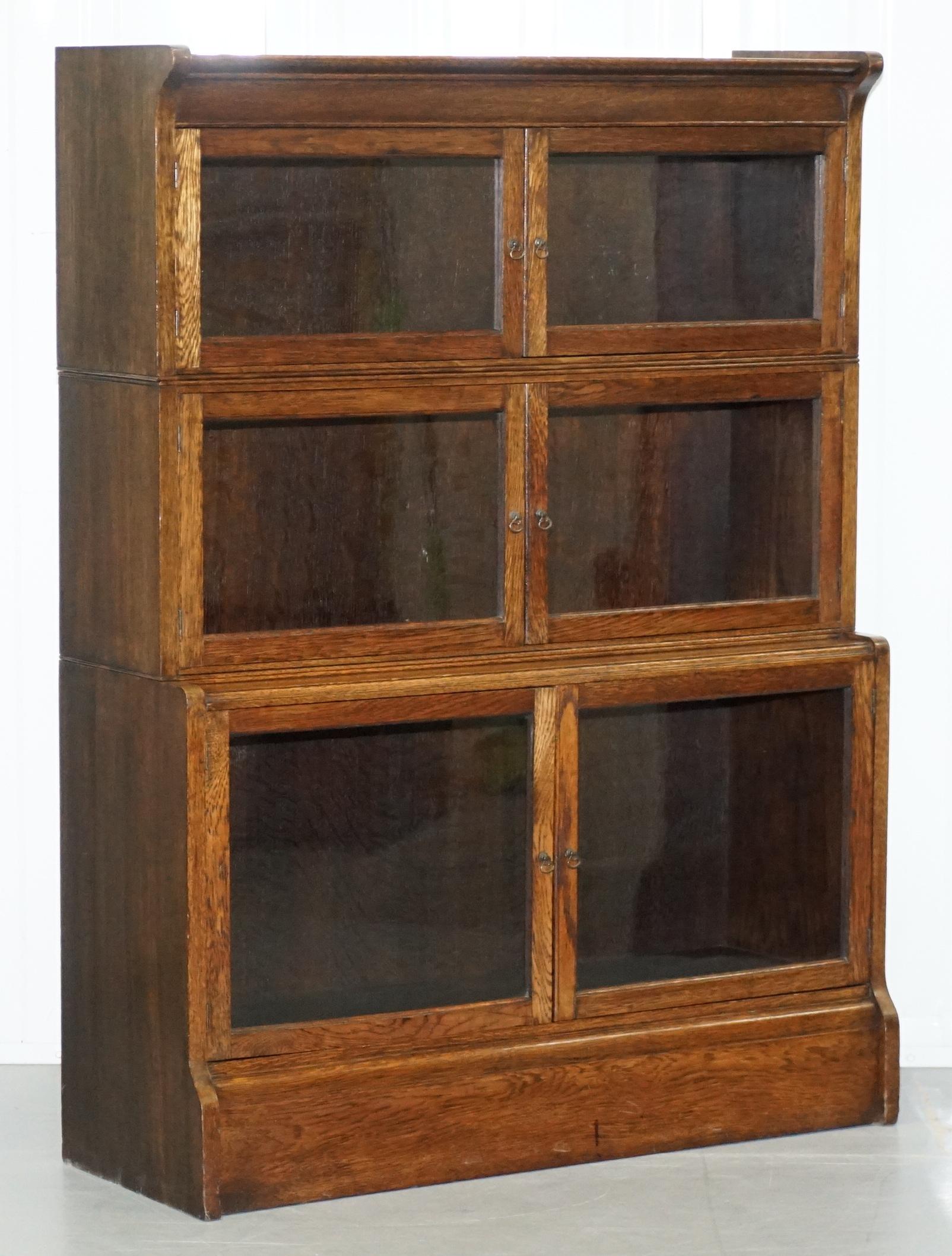 We are delighted to offer for sale this lovely pair of original William Baker Co Oxford solid oak Legal stacking modular bookcases.

A very good looking and well-made pair, there were a number of companies making this type of bookcase in the late
