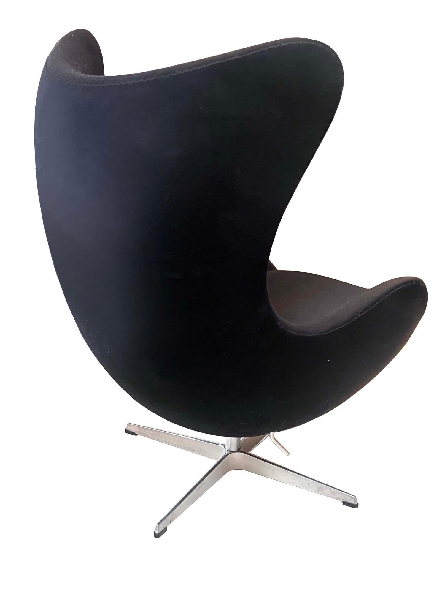 Coppia originale di poltrone Egg Chair Fritz Hansen Disegnate da Arne Jacobsen in vendita 3
