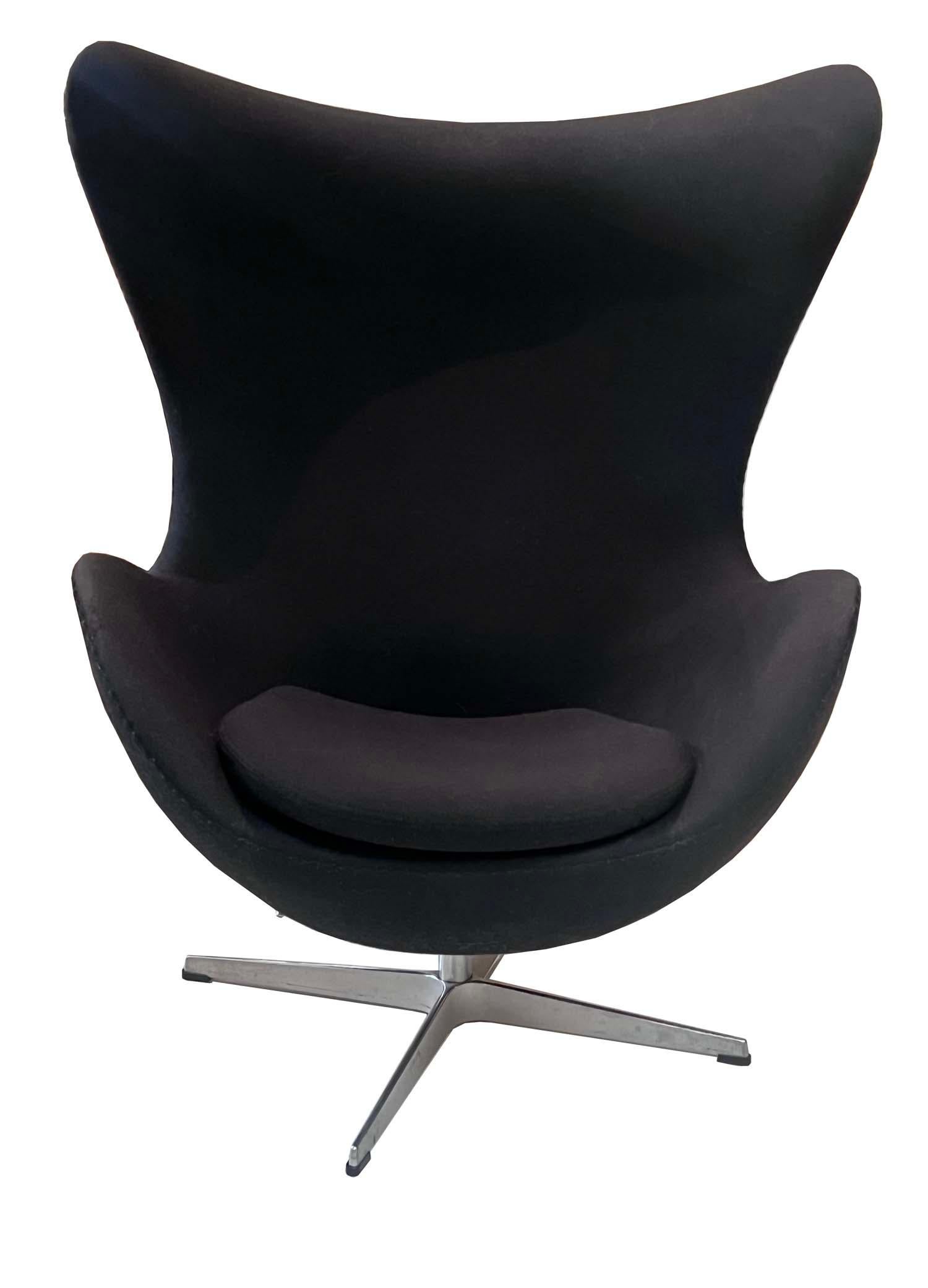 Coppia originale di poltrone Egg Chair Fritz Hansen Disegnate da Arne Jacobsen in vendita 4
