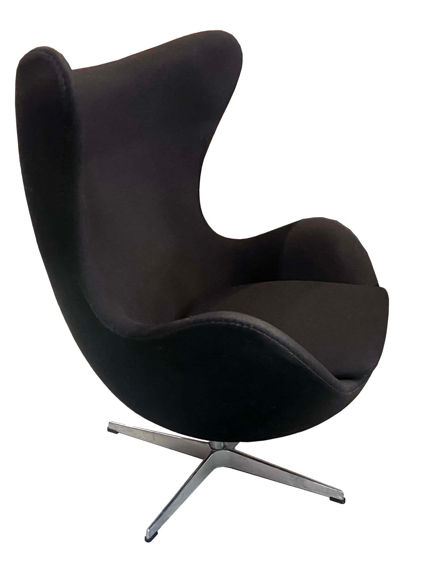Coppia originale di poltrone Egg Chair Fritz Hansen Disegnate da Arne Jacobsen in vendita 5